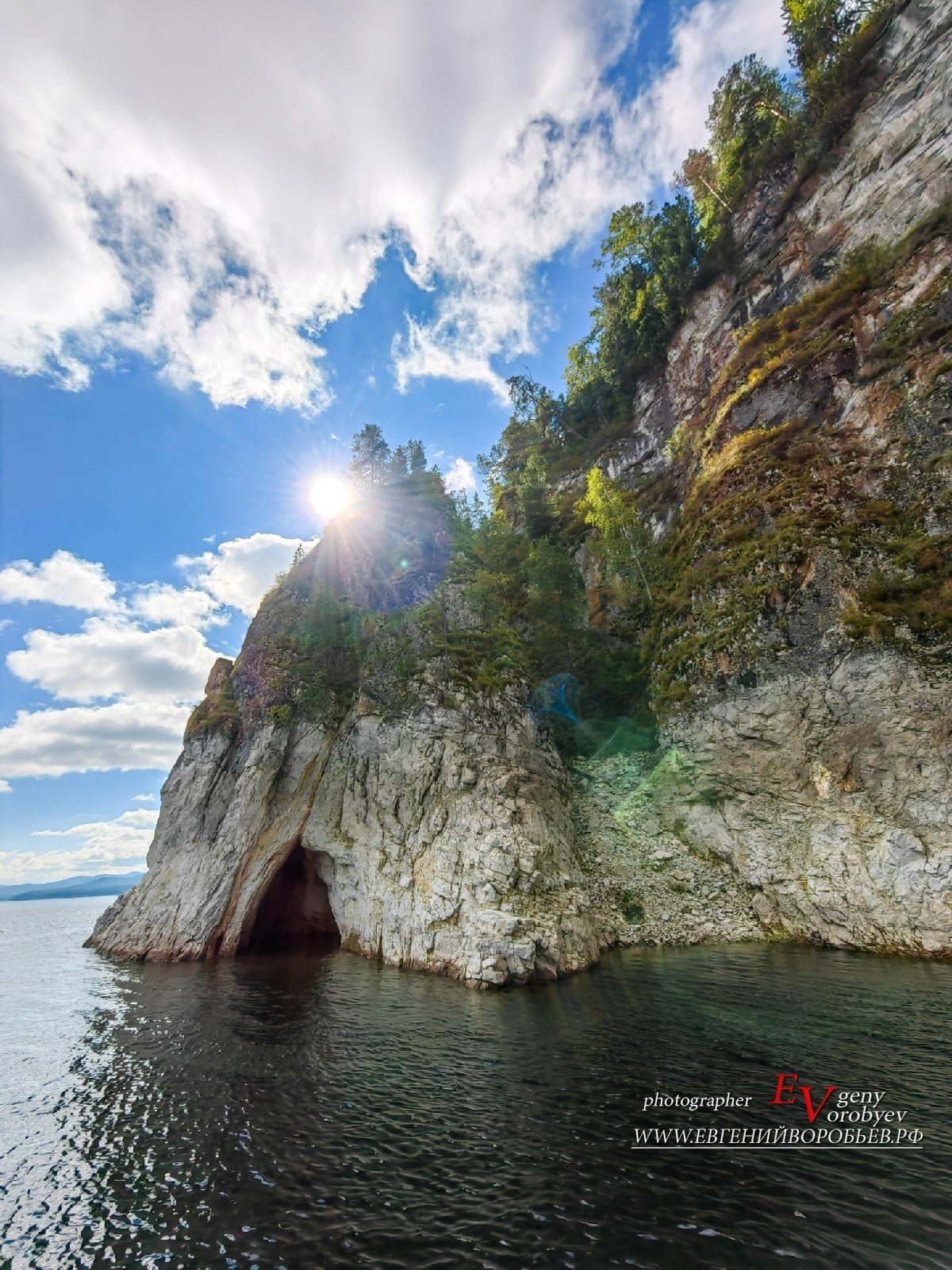 фотосессия прогулка по Красноярскому морю на парусной яхте красивая девушка платье поза лавстори романтическая фотограф идея место образ прокат аренда яхты Бирюса цариские воротапутешествие Енисей заказать цена стоимость фото видеосъёмка