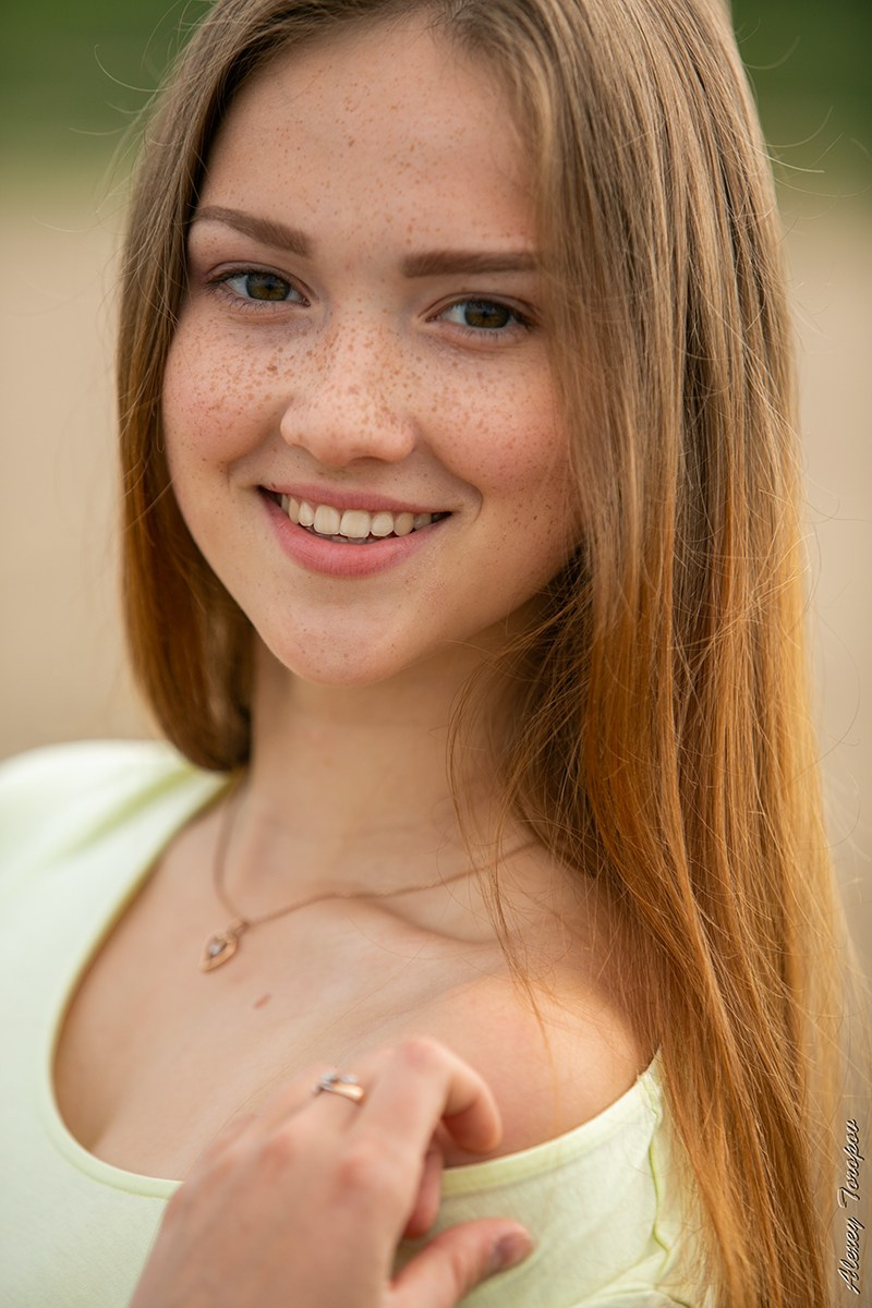 Портрет молодой девушки