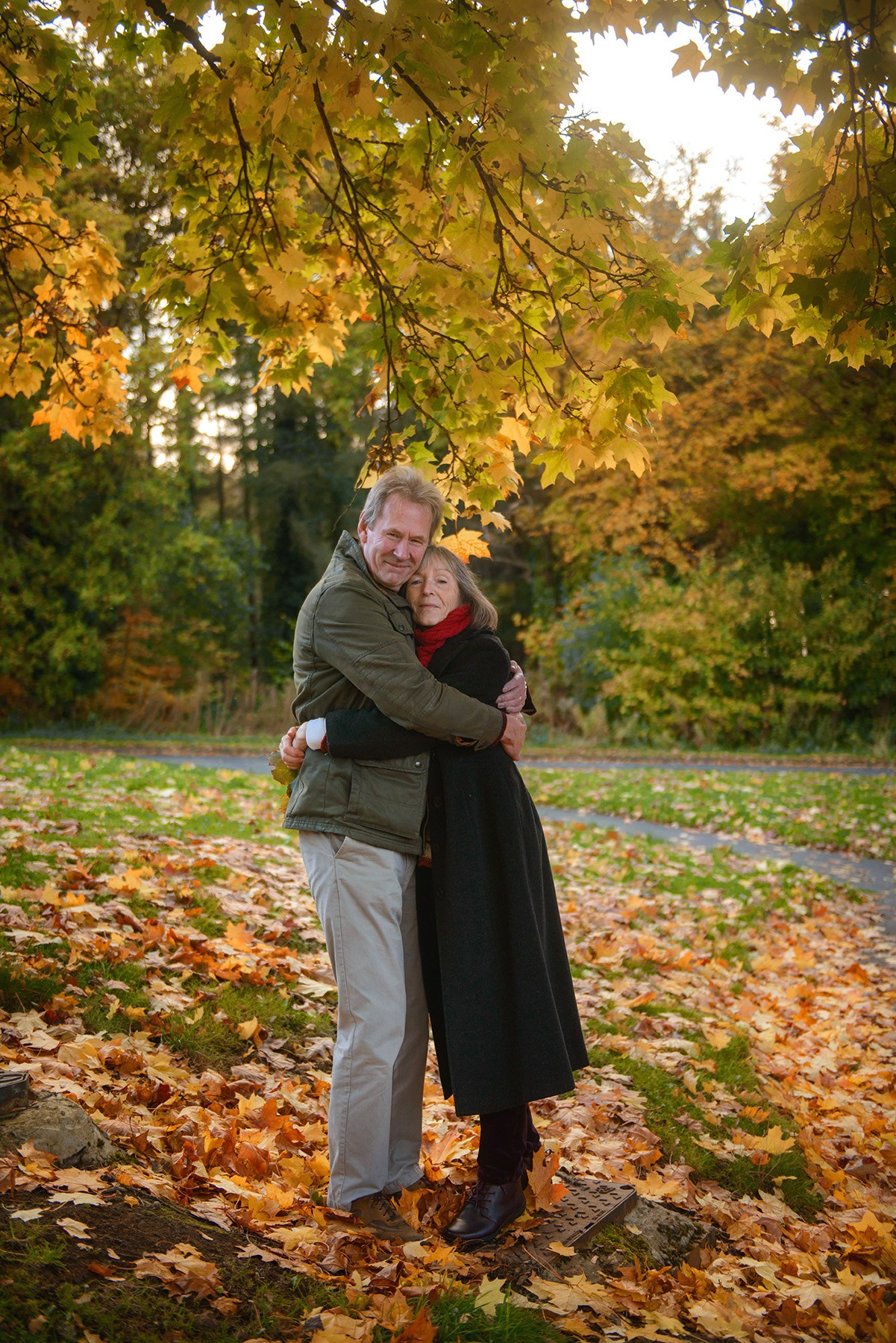 Photo session for a couple in a local autumn Scotland park. Elena Carruthers family photographer in Scotland (Edinburgh, Glasgow)