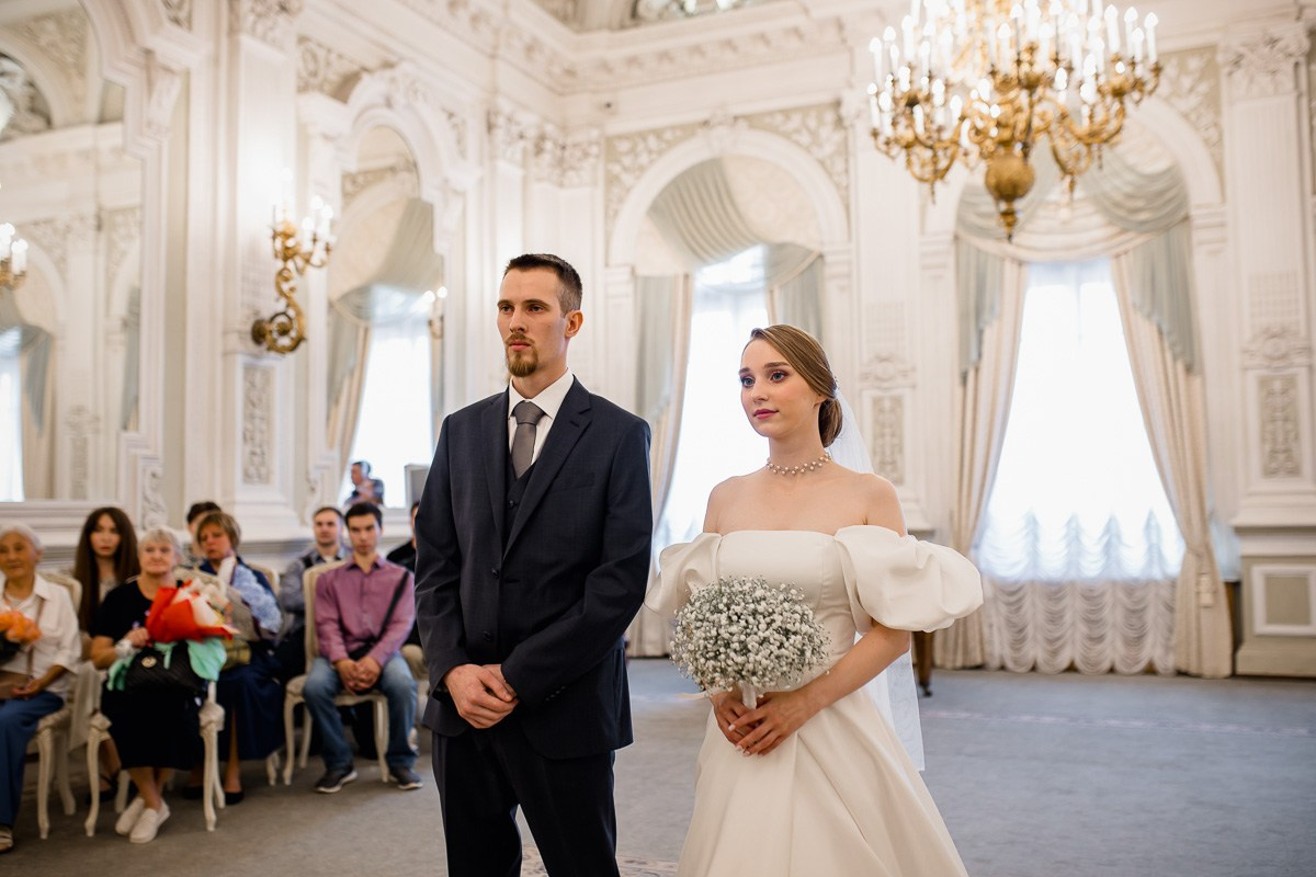 жених и невеста в ЗАГСе