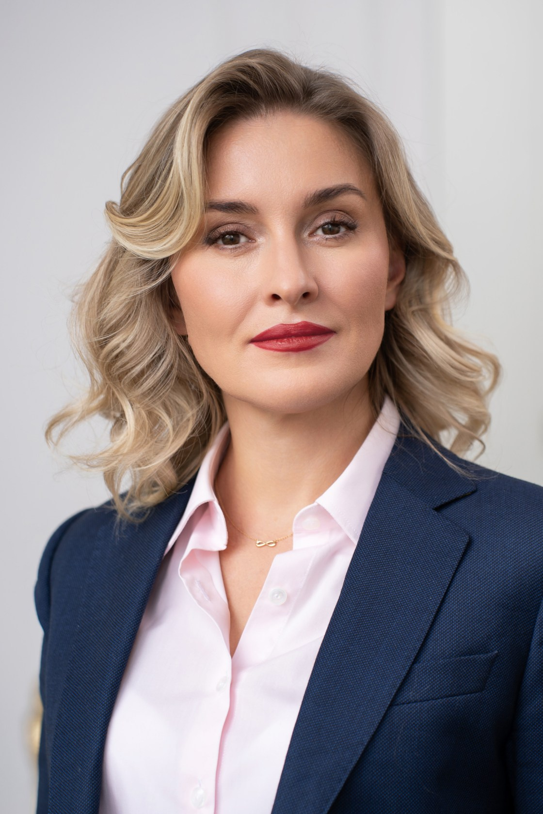 деловой портрет женщины в студии