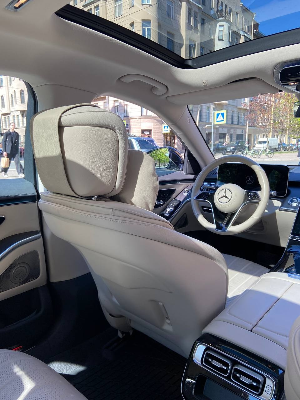 Индивидуальное кожаное крепление подушки на Mercedes Maybach. Кожевник Евгений Самойлов из Санкт-Петербурга