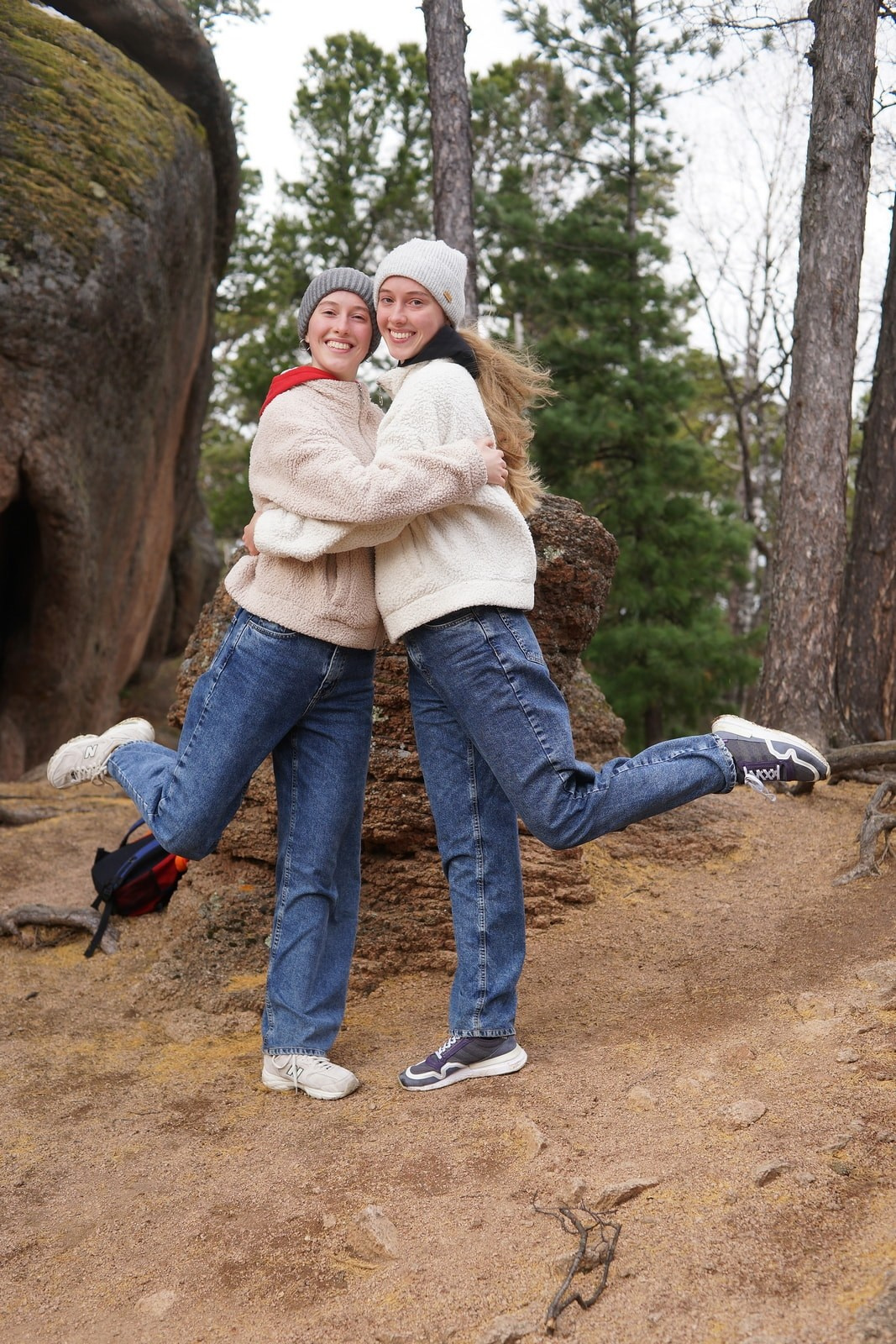 Светлые куртки - пример образа для осенней фотосессии 9-11 класс