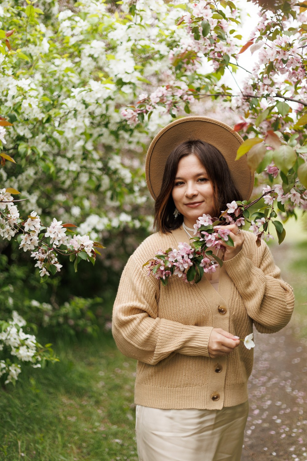 Фотосессия в цветущих яблонях. Семейный фотограф г. Тюмень