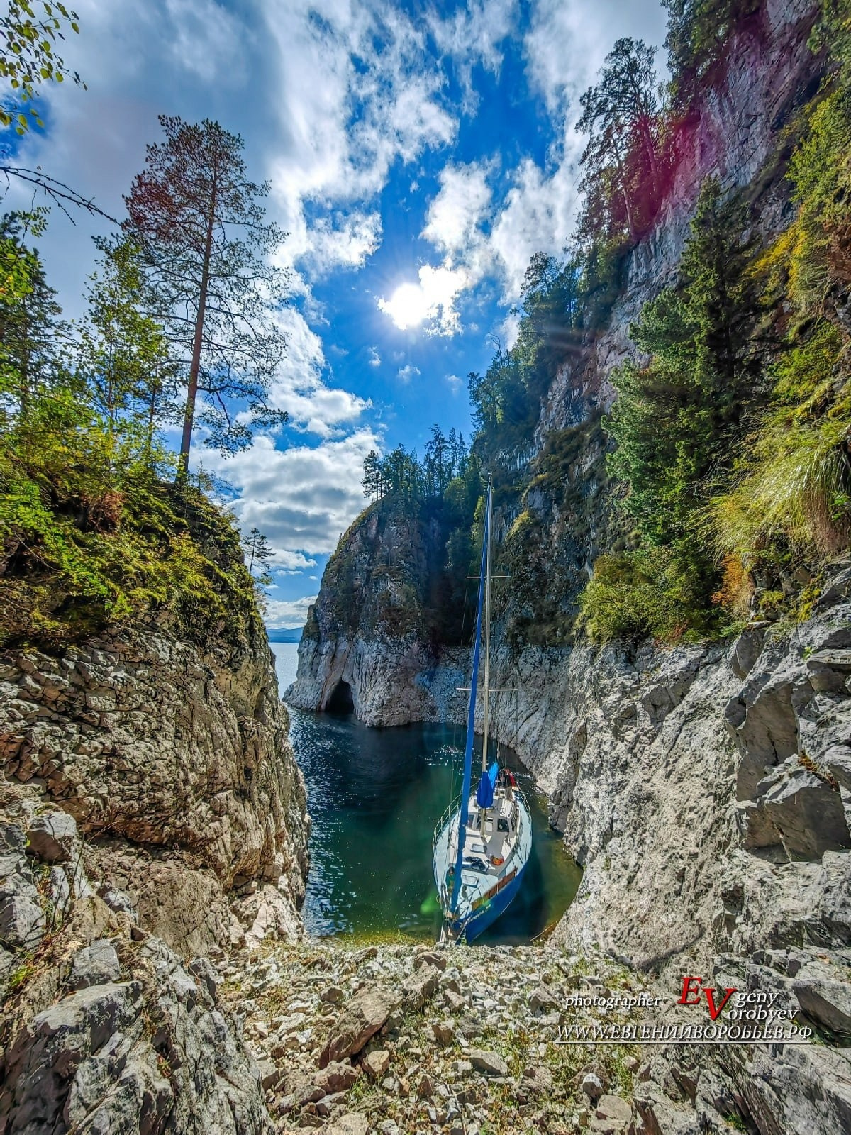 фотосессия прогулка по Красноярскому морю на парусной яхте красивая девушка платье поза лавстори романтическая фотограф идея место образ прокат аренда яхты Бирюса цариские воротапутешествие Енисей заказать цена стоимость фото видеосъёмка