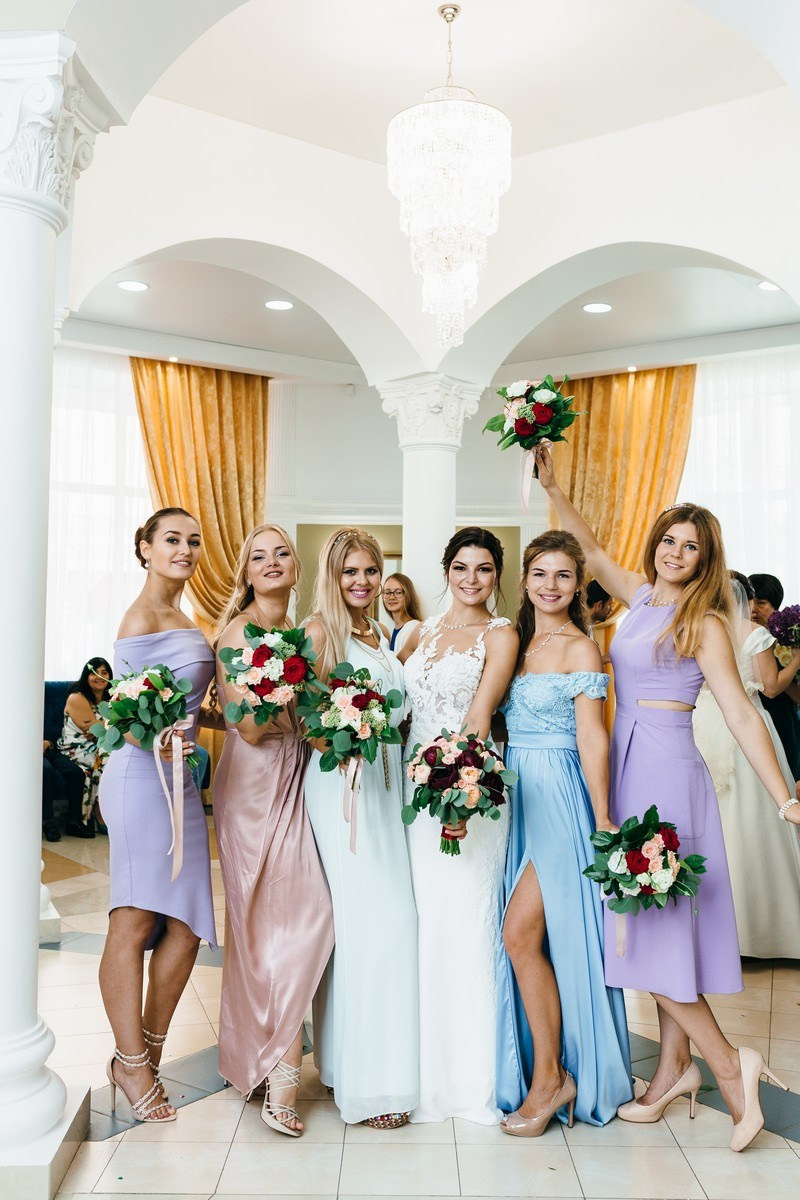 Помогу с организацией фотосъемки регистрации брака: от вас потребуется только согласовать дату и локацию. Также бесплатно могу предложить проверенных мастеров по прическам и макияжу, договориться с видеооператором. Обсудить стоимость и пожелания можно по телефону, указанному на сайте, или в vk и telegram.