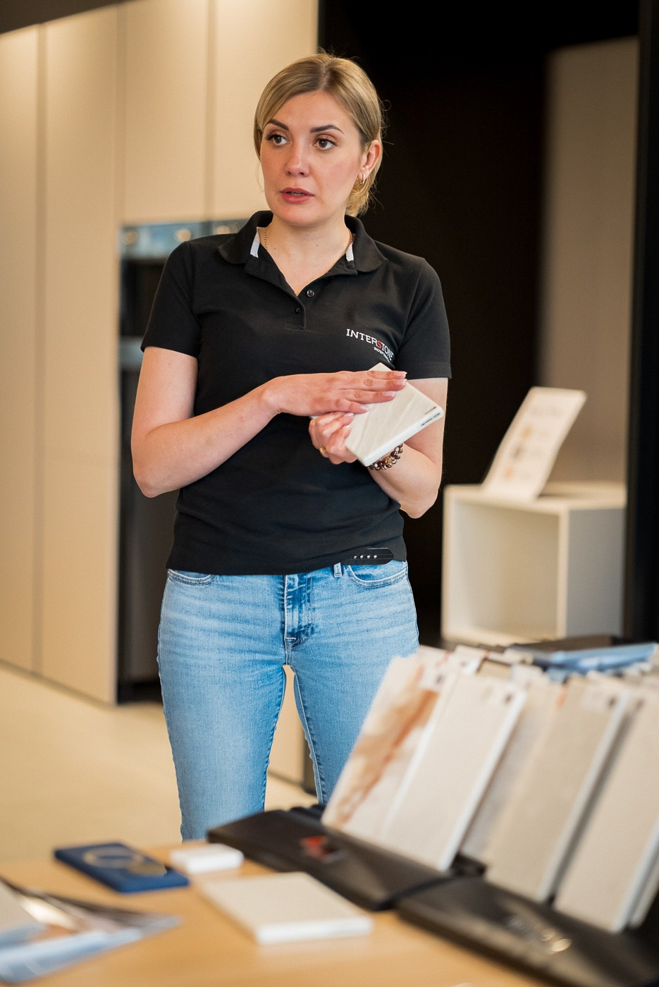 Презентация компании INTERSTONE — производителя и поставщика кварцевого камня, акрилового камня и широкоформатных керамических плит. ВУД ТВОРЕЦ мебельная фабрика|ТВОРЕЦ студия мебели