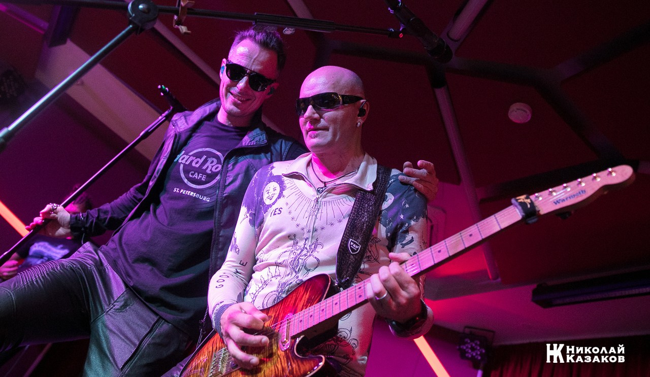 Гитарист и солист рок группы во время концерта.Концерт рок группы Булдырдыш в ресторане THE Legends