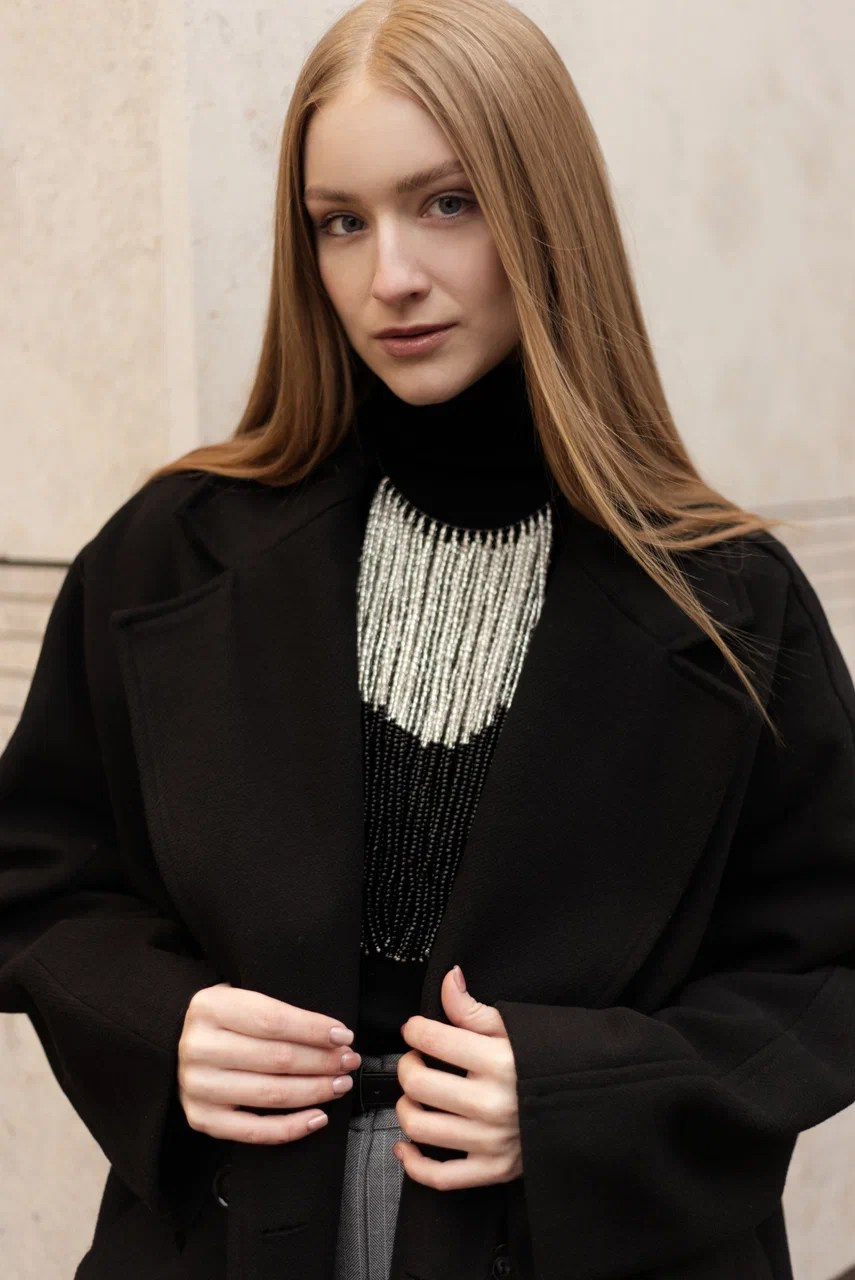 Рыжая девушка в черном пальто