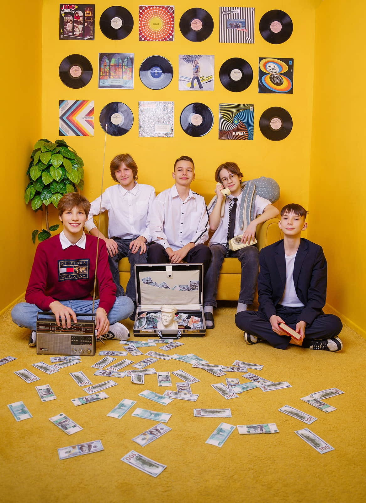 яркая фотосессия в жёлтой локации фотостудии Красноярск