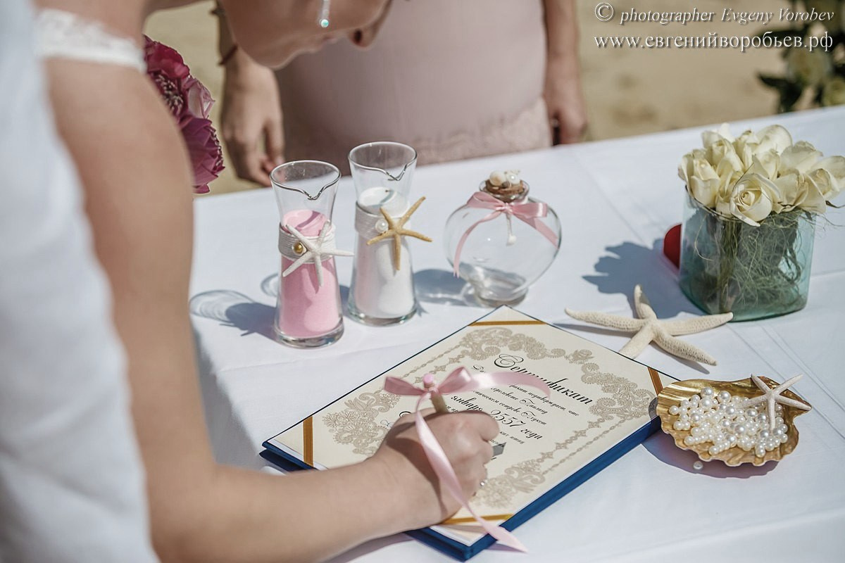 Свадебная фотосессия церемония арка на Пхукете фотограф в тайланде на пляже красивое место идея образ свадебное платье невеста жених цветочная арка орхидеи пакет услуг фотографа заказать свадебную фотосессию цена стоимость