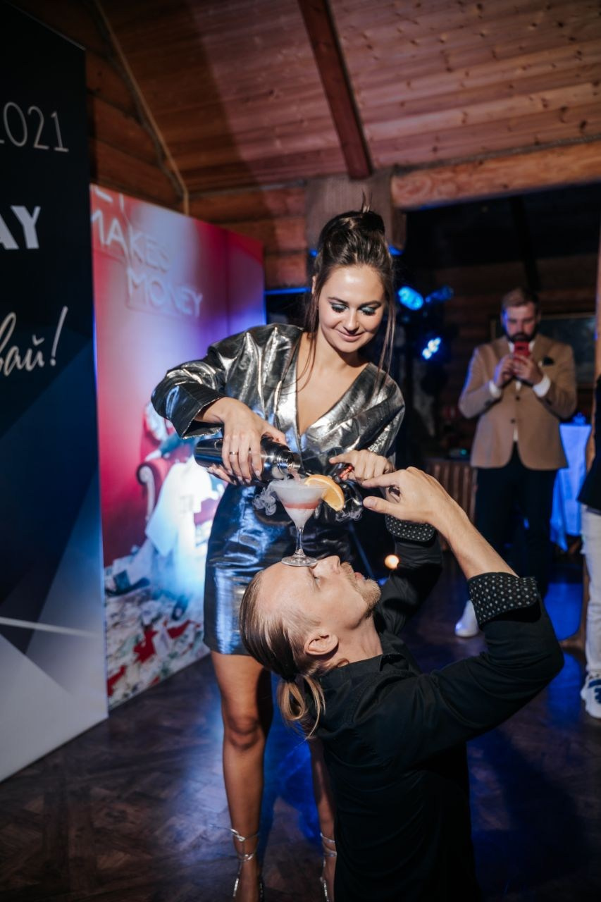 Ведущий + диджей + 1 из 8 моих услуг в подарок!