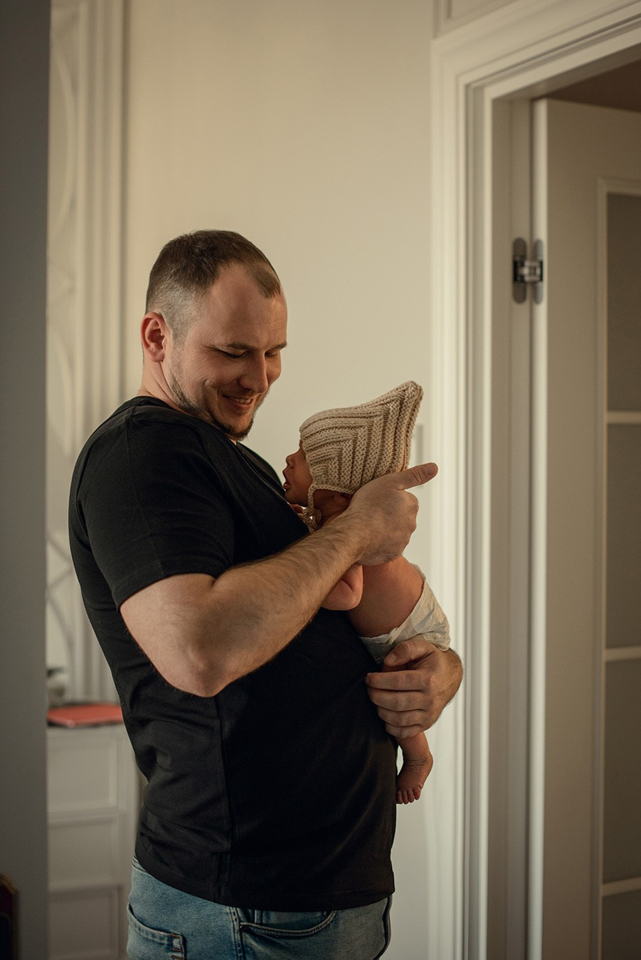 A family photo shoot at home, a family with a newborn baby. Photographer Elena Carruthers, Scotland