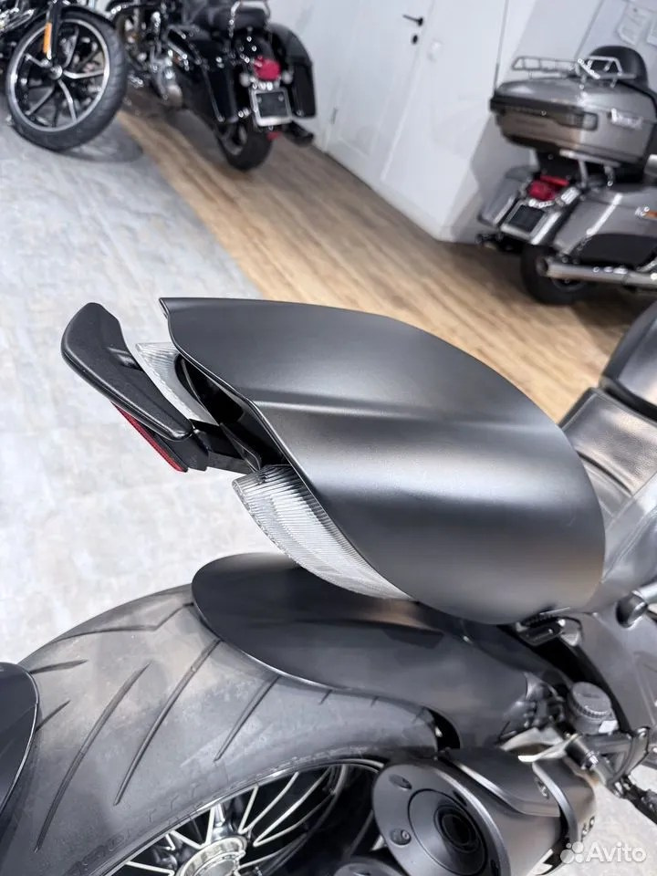 Купить 2015 Ducati Diavel (Dark Stealth) — подробнее на сайте. Hello Davidson, Москва. Только хорошие мотоциклы…