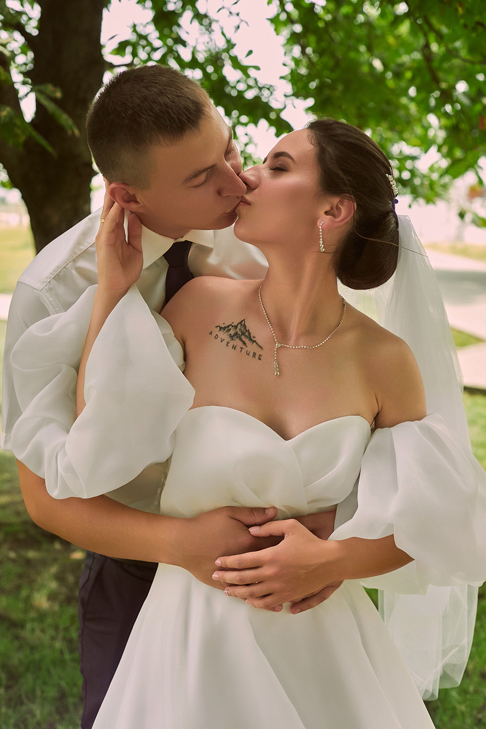 Фотограф в Москве. Свадьба. Жених и невеста. Свадебная прогулка. Объятия. Поцелуй.