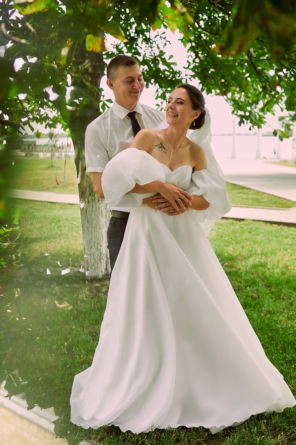 Фотограф в Москве. Свадьба. Жених и невеста. Свадебная прогулка. Объятия.