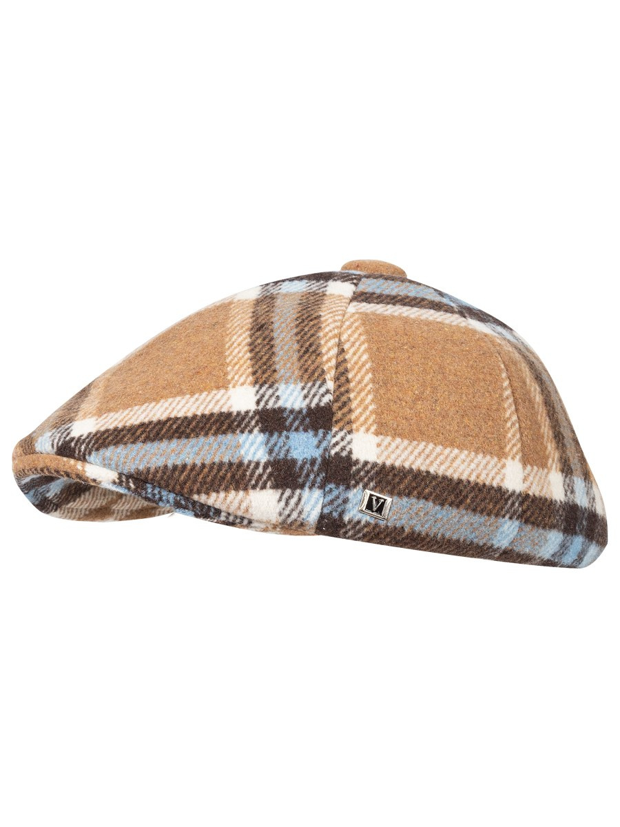 Кепка коричневая в клеточку на белом фоне
