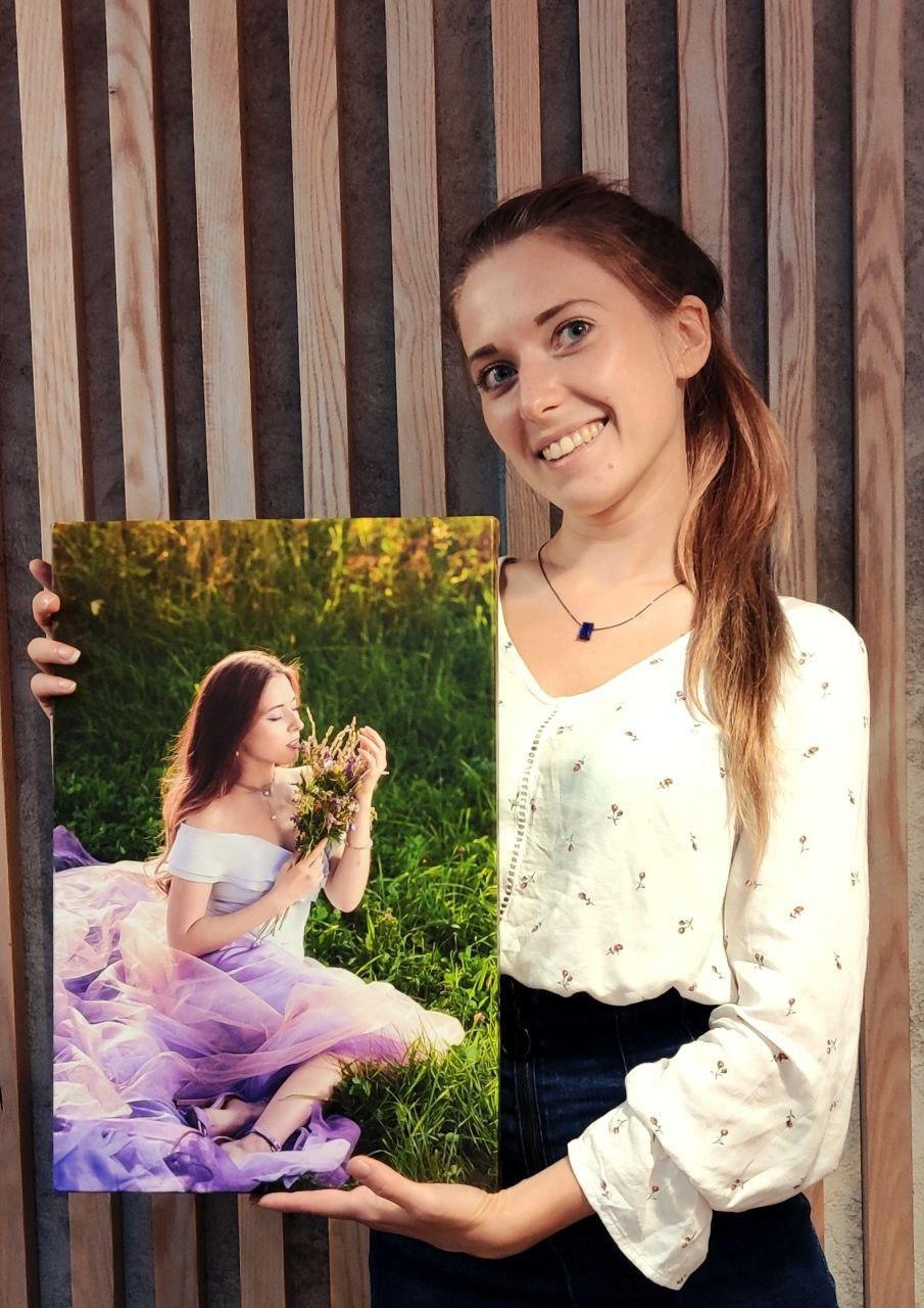 Девушка держит фотохолст