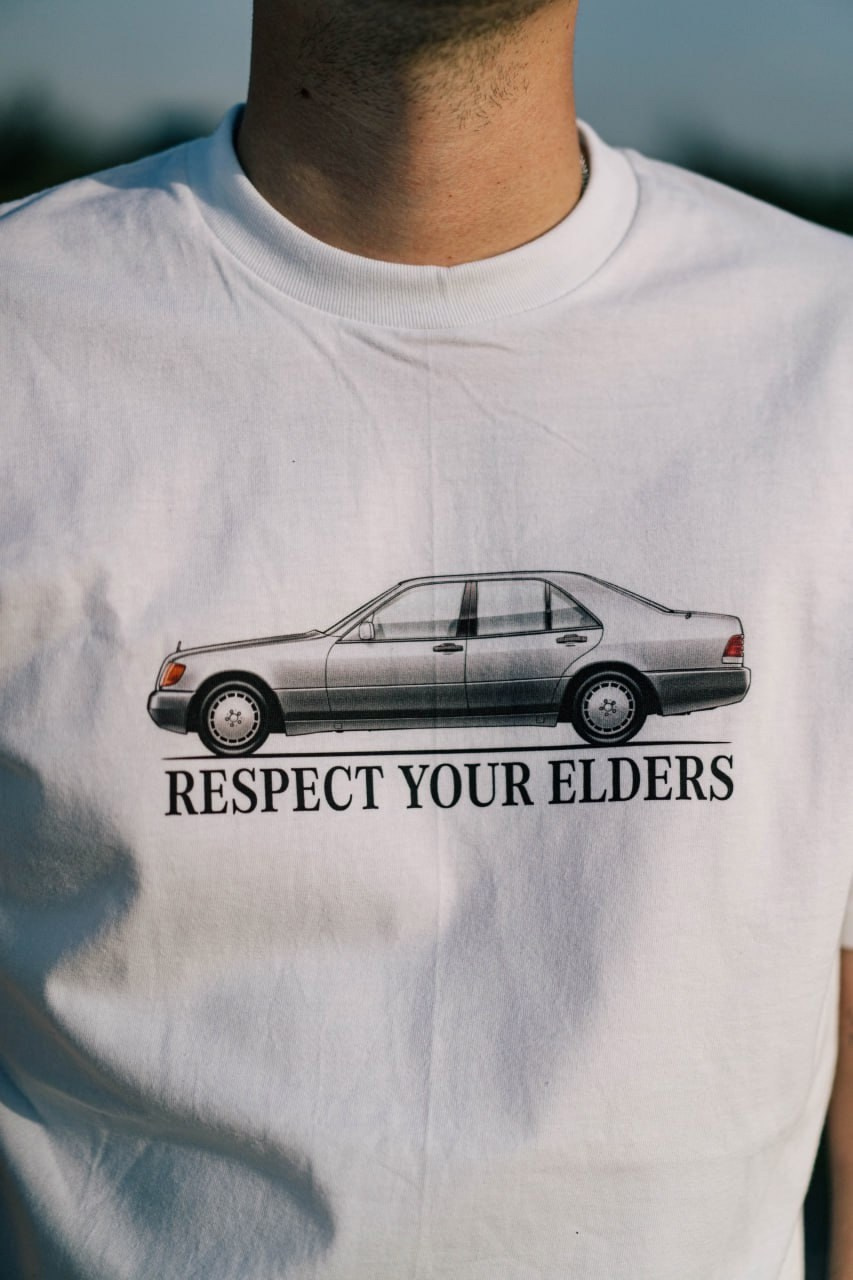 Крутая футболка с Mercedes-Benz W140 — Классика навсегда! Вырази свою страсть к легендарным автомобилям. Яркий и стильный дизайн с узнаваемым силуэтом культового Mercedes-Benz W140 (S-Class 1991-1998). Эта футболка — идеальный выбор для автолюбителя, ценящего немецкое качество и неподвластный времени дизайн. Четкое, детализированное изображение иконы автопрома нарисованное вручную нашим дизайнером.