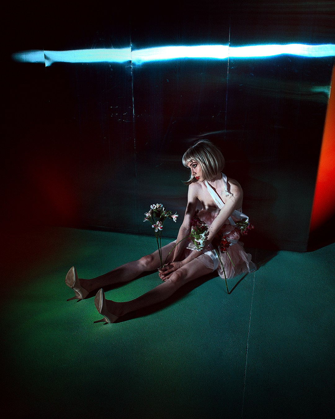 Молодая девушка сидит на полу с цветами, съемка в фотостудии с цветным светом, фэшн Казань