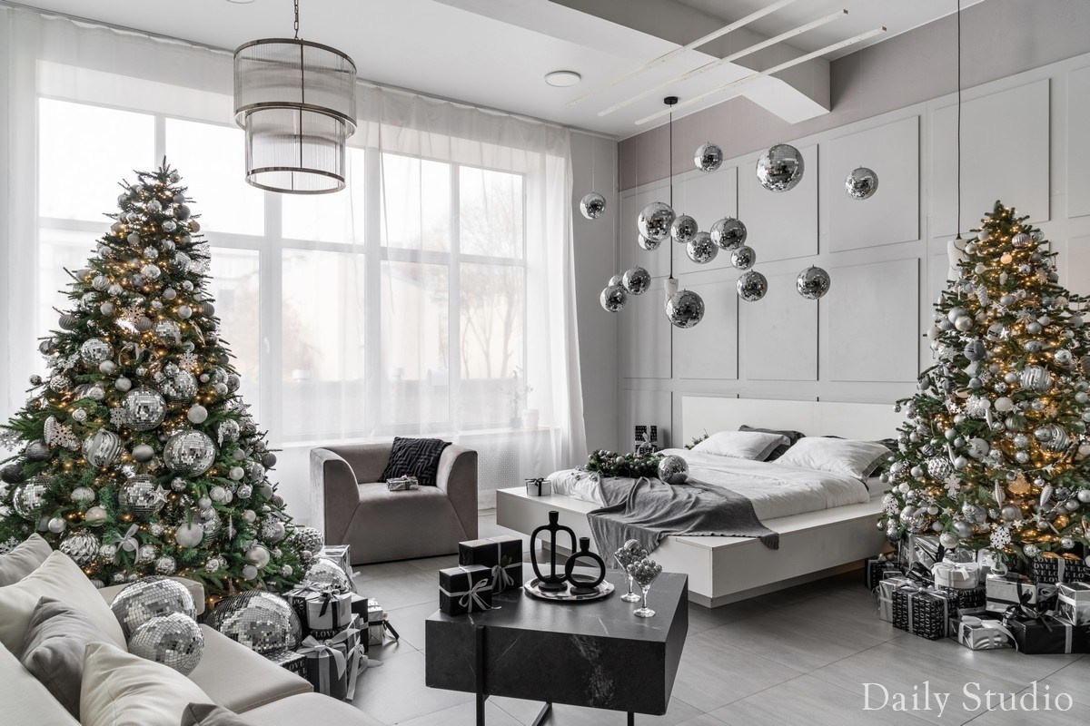 Новогодняя фотосессия в зале Balance: зона с дизайнерской кроватью, диско-шарами и елкой