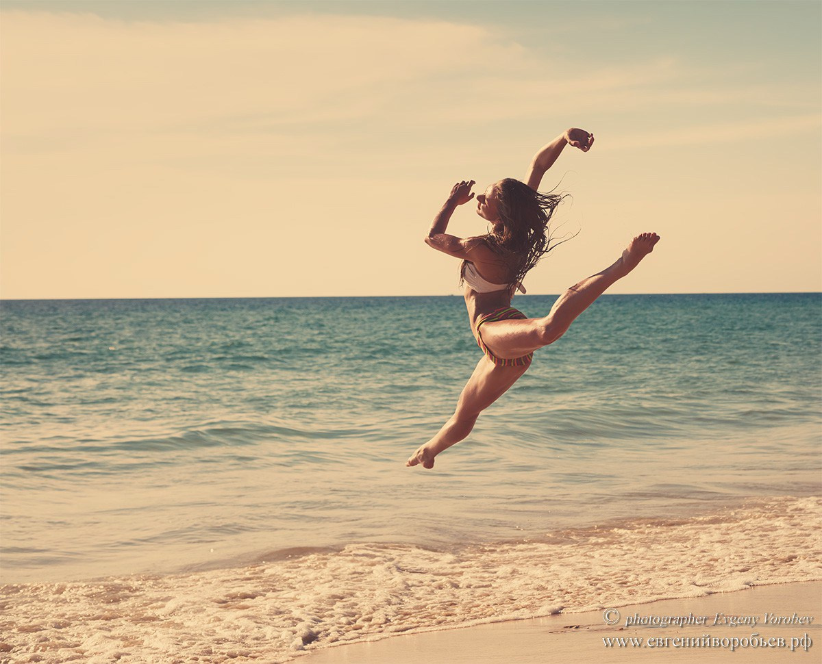 фитнес спортивная фотосессия на пляже Пхукета красивая стройная сексуальная девушка в купальнике на фоне моря в прыжке лучший фотограф заказать фотосессию на пляже Ката Карон Найхарн Патонг Майкао Раваи идея пример фото образ позы