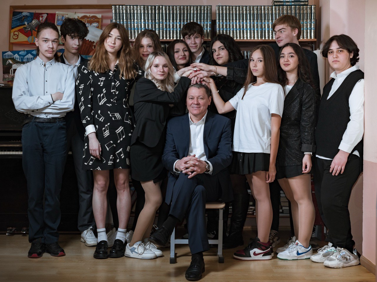 Выпускной альбом для класса — фотосессия в школе, пожелания и видео в Москве. MILATE — выпускные альбомы, фотосессии и видео в Москве