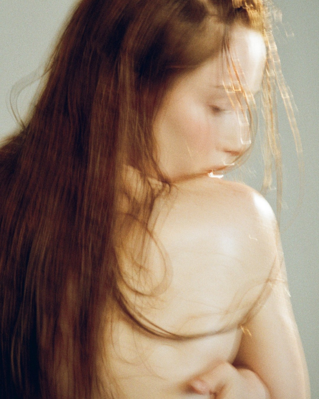 ASAYA: Moist. Я Саша, креативный продюсер и арт-директор из Москвы. Придумываю, собираю и запускаю визуальные проекты