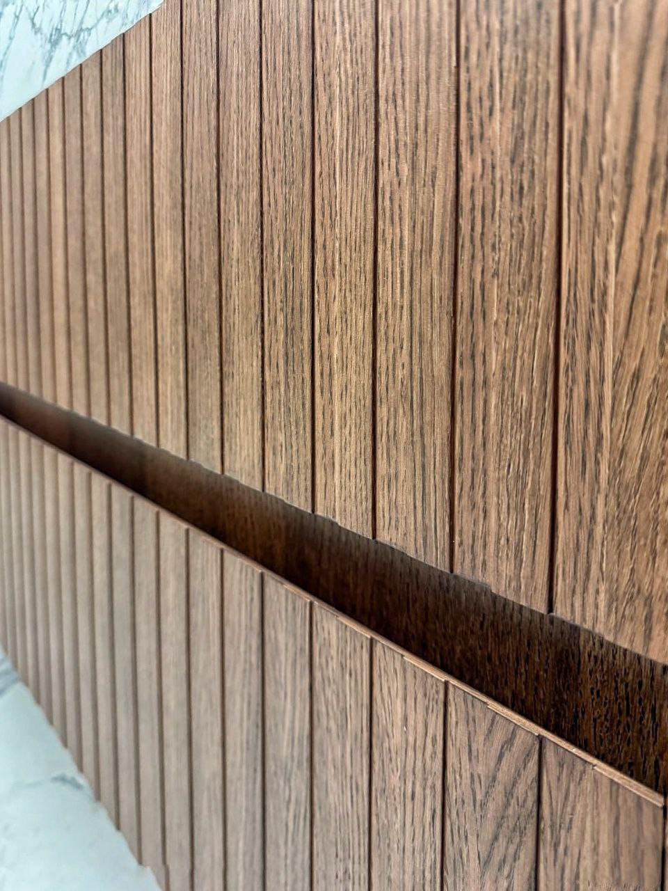 Сложное — возможное: фасады с фрезеровкой и вставками из дуба. DRVO — мебельное производство полного цикла