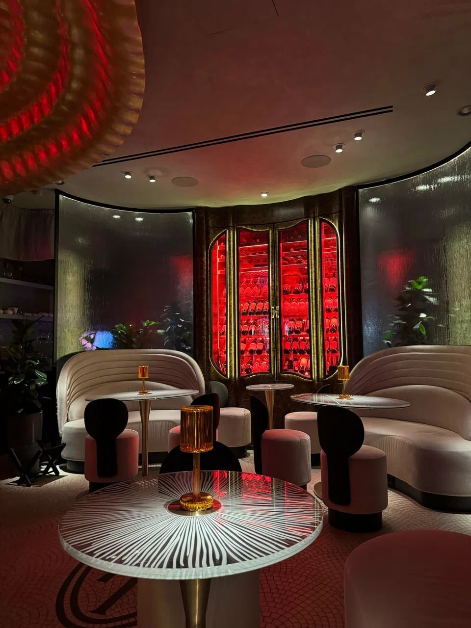 Сложное — возможное: радиусная облицовка корнем ореха. DRVO — мебельное производство полного цикла