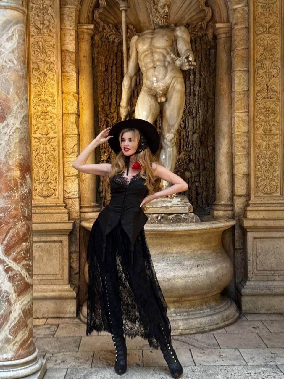 Фотосессия во Флорентийском дворике ресторана Турандот женщины в черной шляпе  и черном готическом костюме