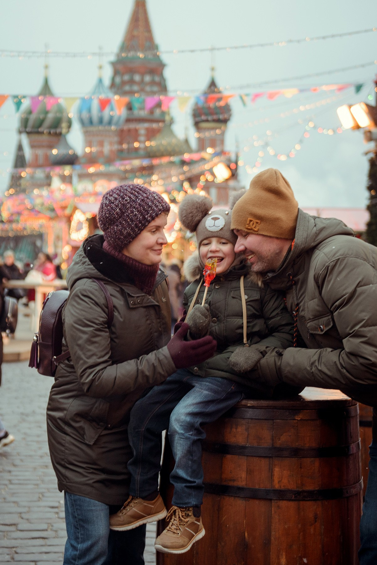 family photo shoot walking in the city. New Year Christmas photoshoot (Photographer in Edinburgh Elena Carruthers)