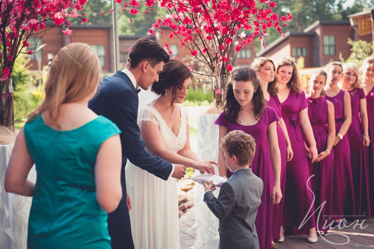 Летнаяя свадьба в Подмосковье в Артиленде. Праздничное агентство ПИОН