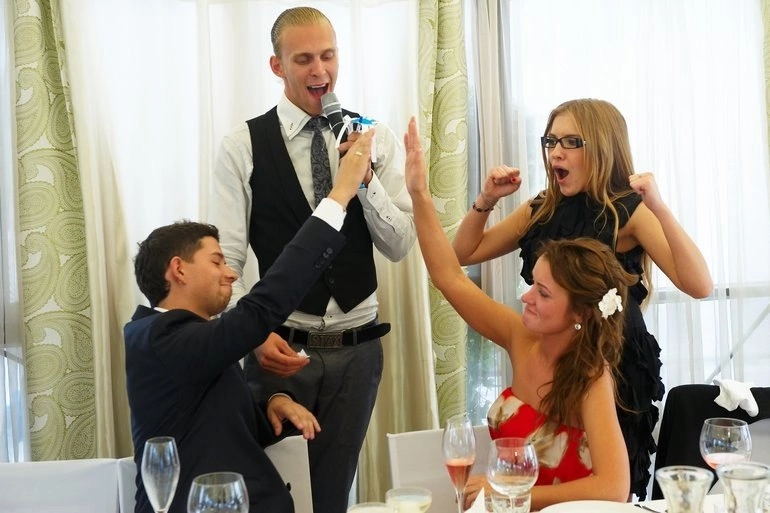 Ведущий-счастливой свадьбы, в Греции.