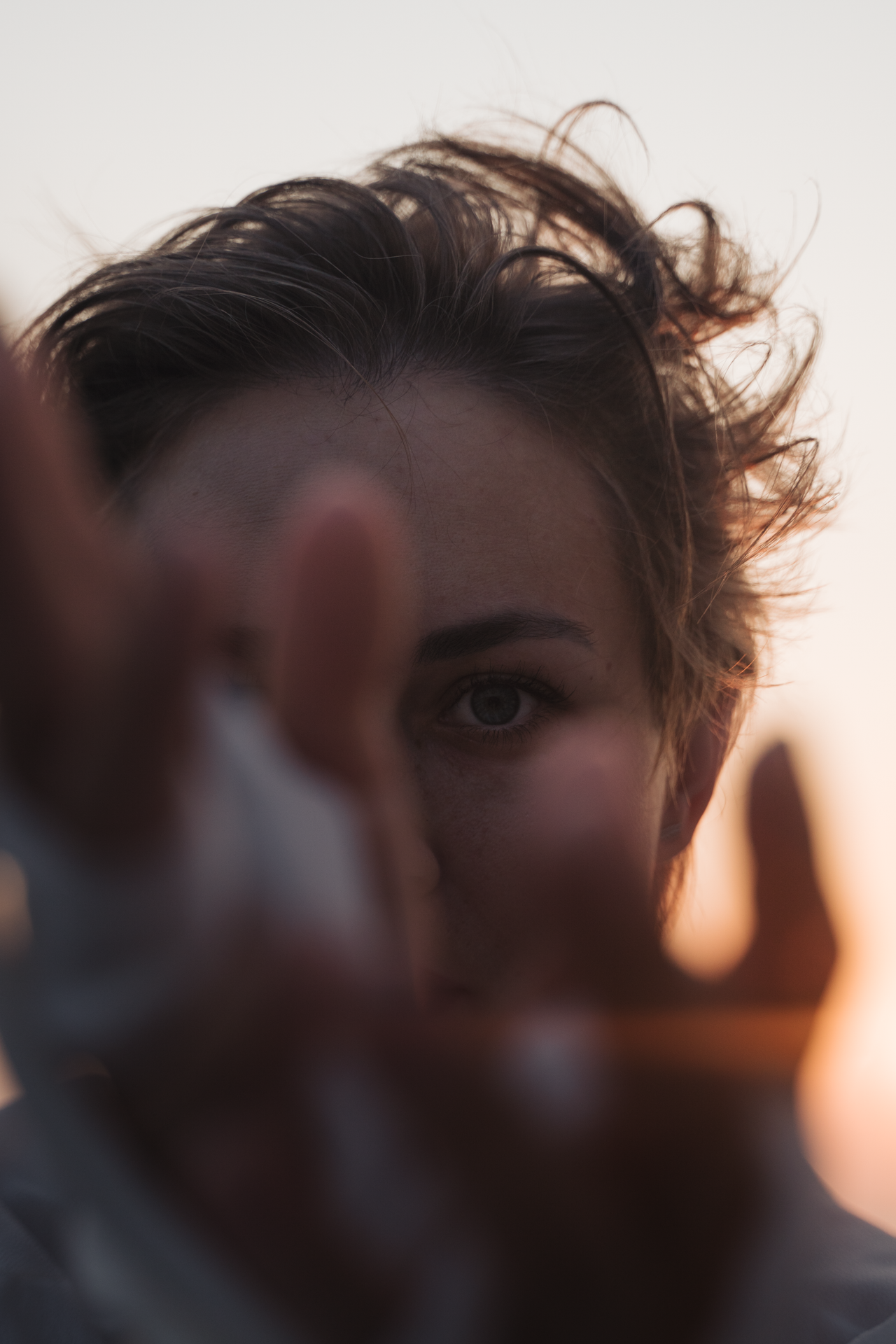 Портретное изображение закатного лица девушки