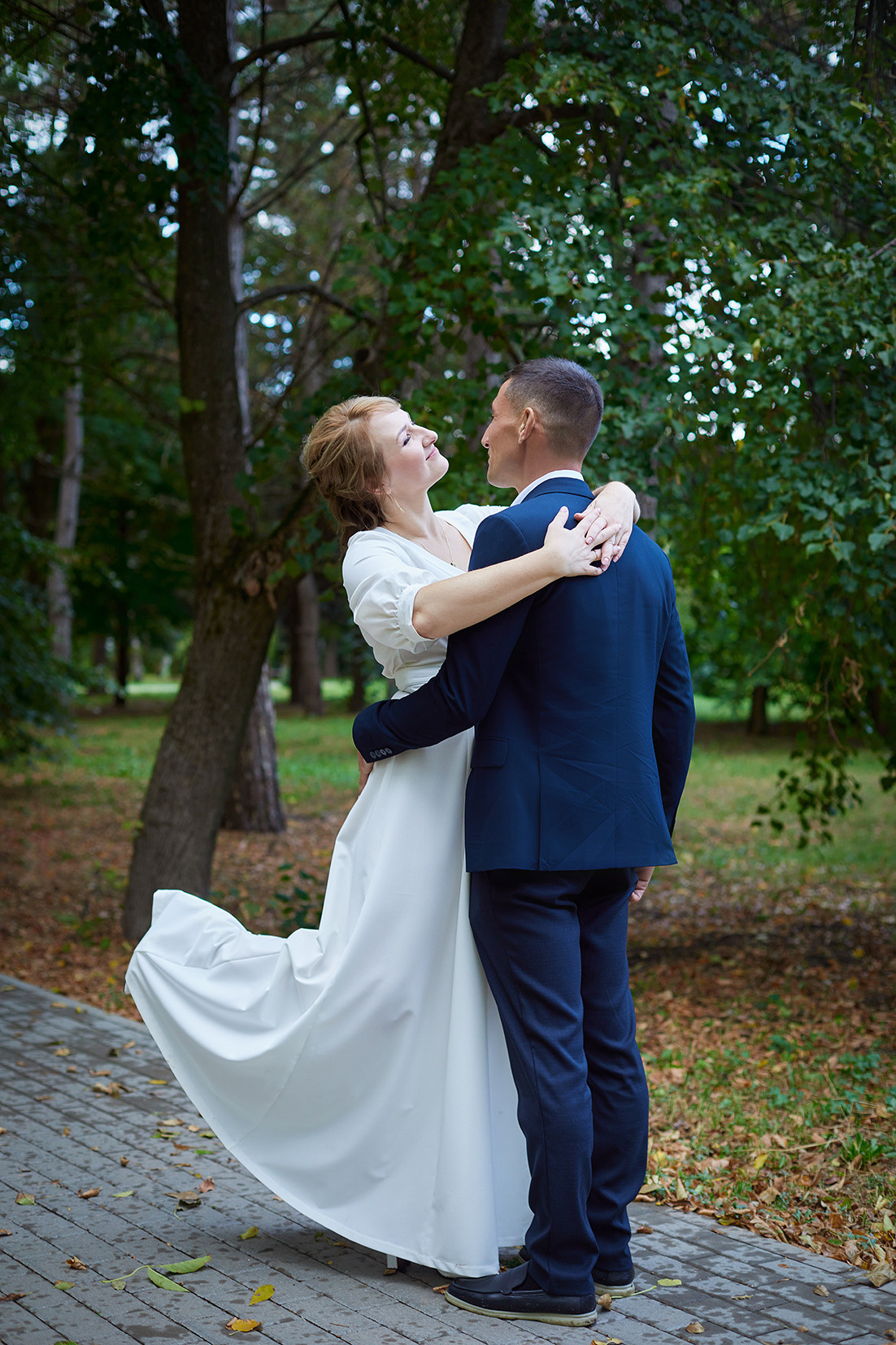 Невеста и жених обнимаются в осеннем парке. Фотограф. Тимашевск. Кубань. Краснодарский край.