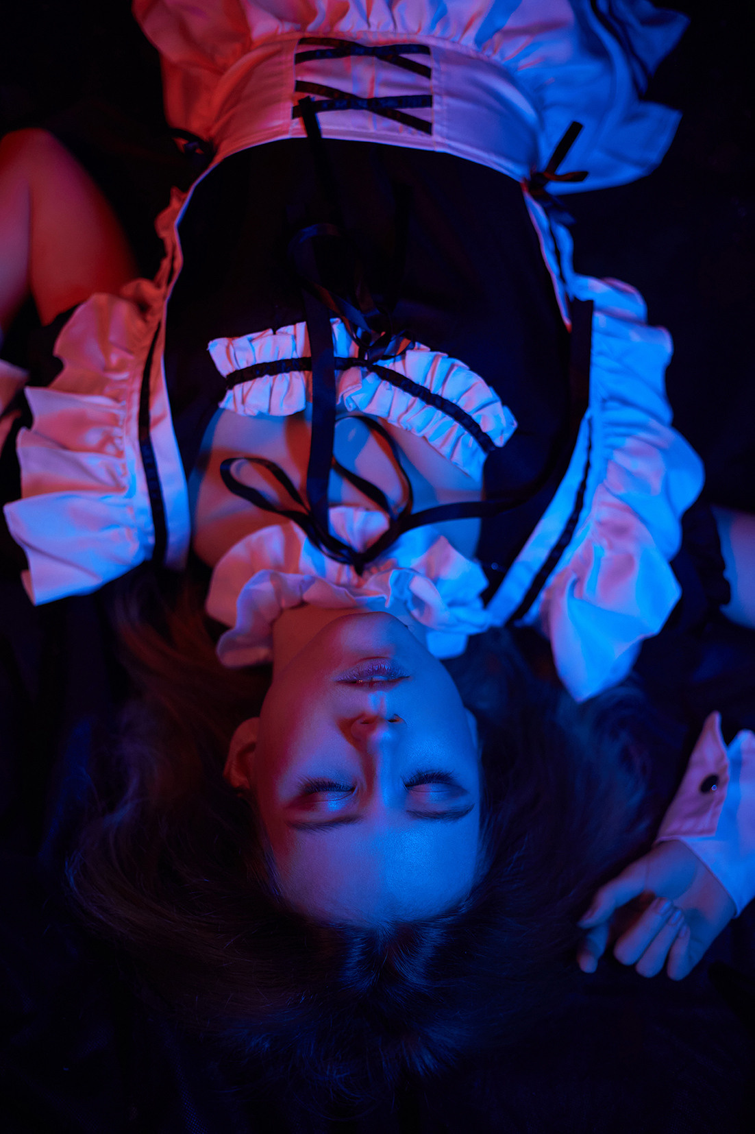 Девушка в костюме горничной в красно-синем свете на черном фоне. Фотограф. Тимашевск. Кубань. Краснодарский край. Москва. Фотограф в Москве.