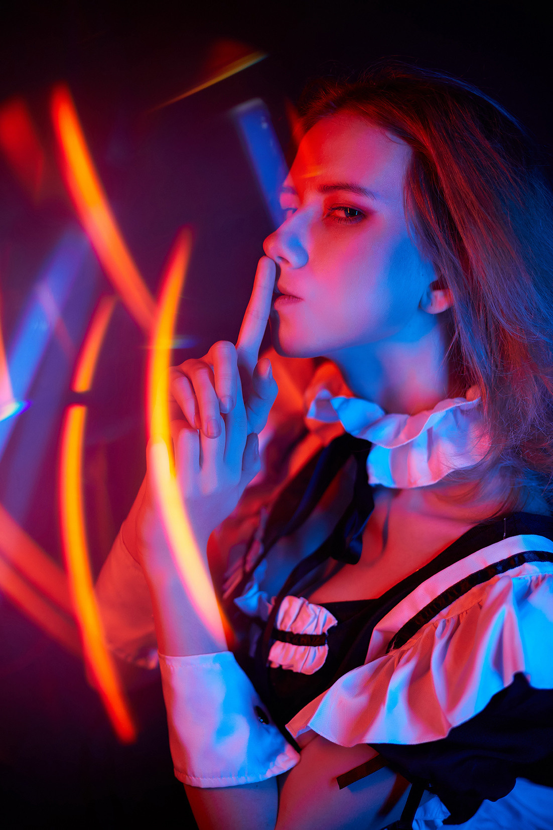 Девушка в костюме горничной в красно-синем свете на черном фоне. Фотограф. Тимашевск. Кубань. Краснодарский край. Москва. Фотограф в Москве.