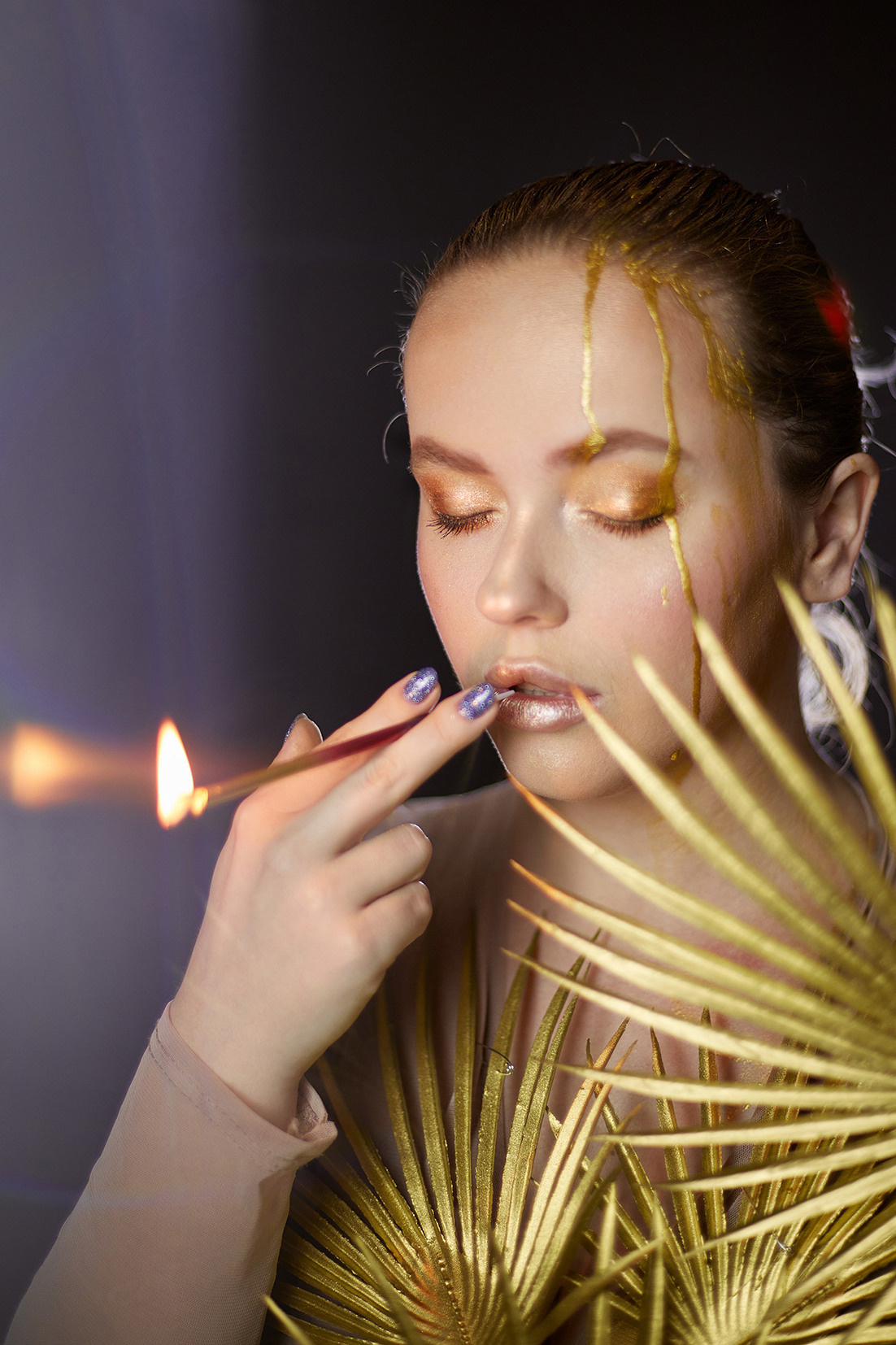 Девушка с золотой пальмовой веткой и на черном фоне. Девушка с жидким золотом на лице курит свечу от торта. Фотограф. Тимашевск. Кубань. Краснодарский край. Москва. Фотограф в Москве.