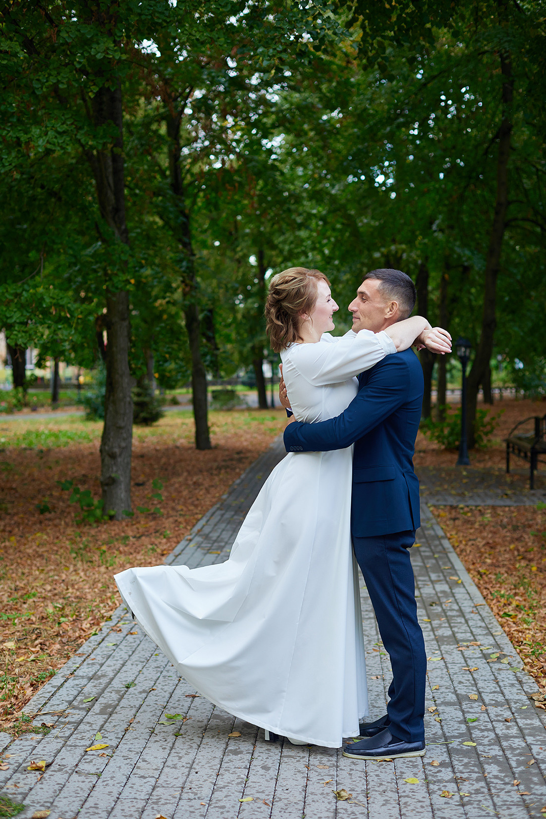 Невеста и жених обнимаются в осеннем парке. Фотограф. Тимашевск. Кубань. Краснодарский край.