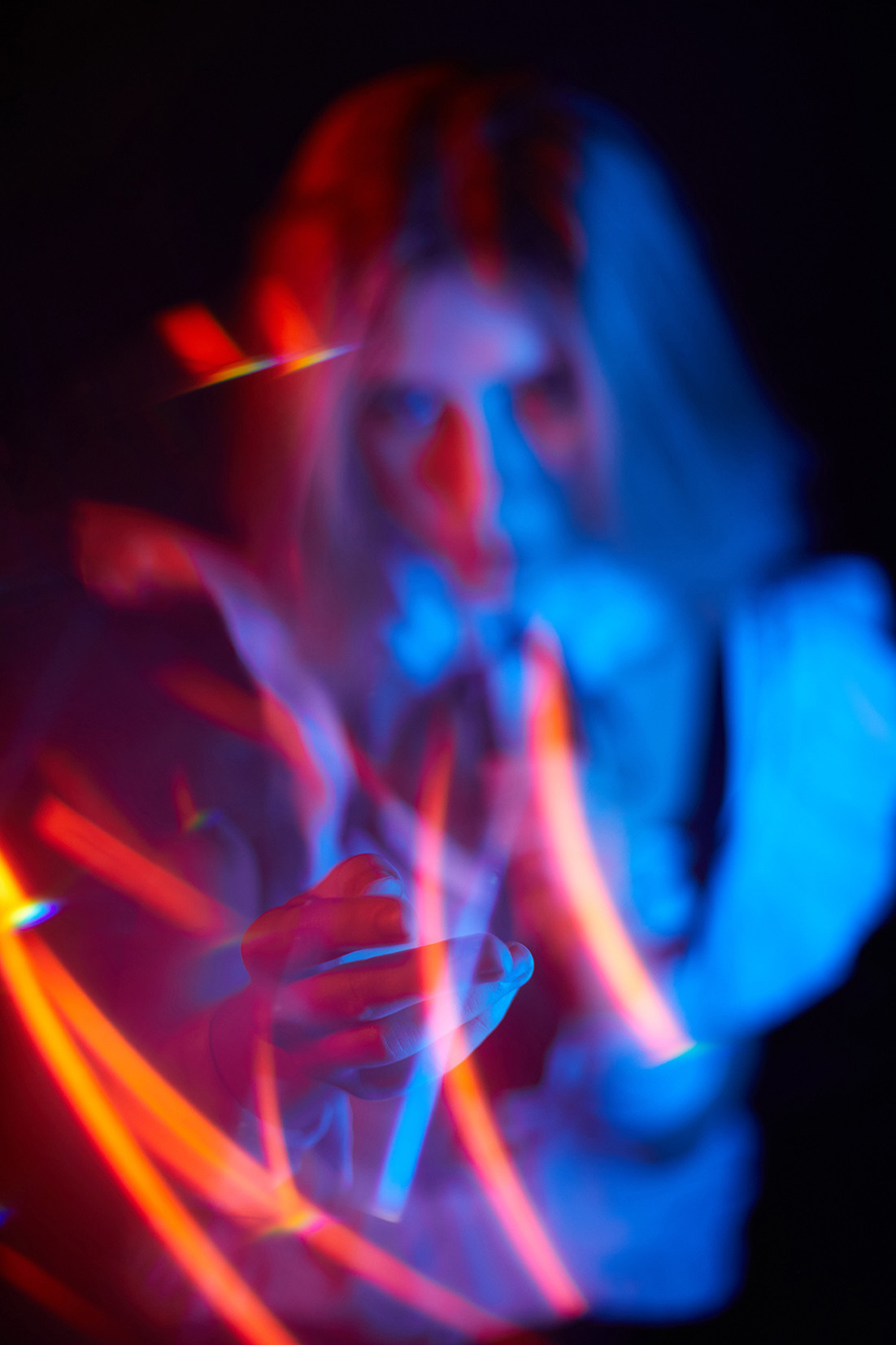 Девушка в костюме горничной в красно-синем свете на черном фоне. Фотограф. Тимашевск. Кубань. Краснодарский край. Москва. Фотограф в Москве.