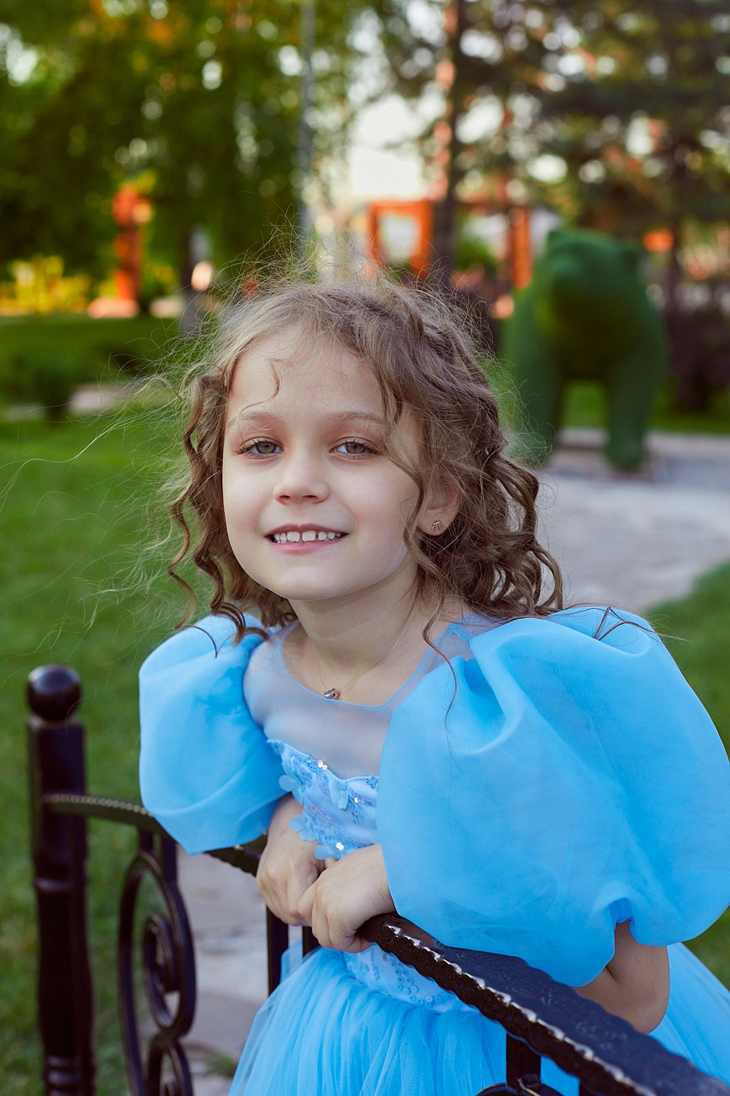 Девочка в голубом платье играет в парке. Фотограф. Тимашевск. Кубань. Краснодарский край.