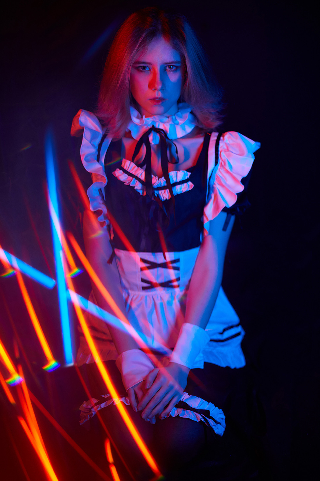 Девушка в костюме горничной в красно-синем свете на черном фоне. Фотограф. Тимашевск. Кубань. Краснодарский край. Москва. Фотограф в Москве.
