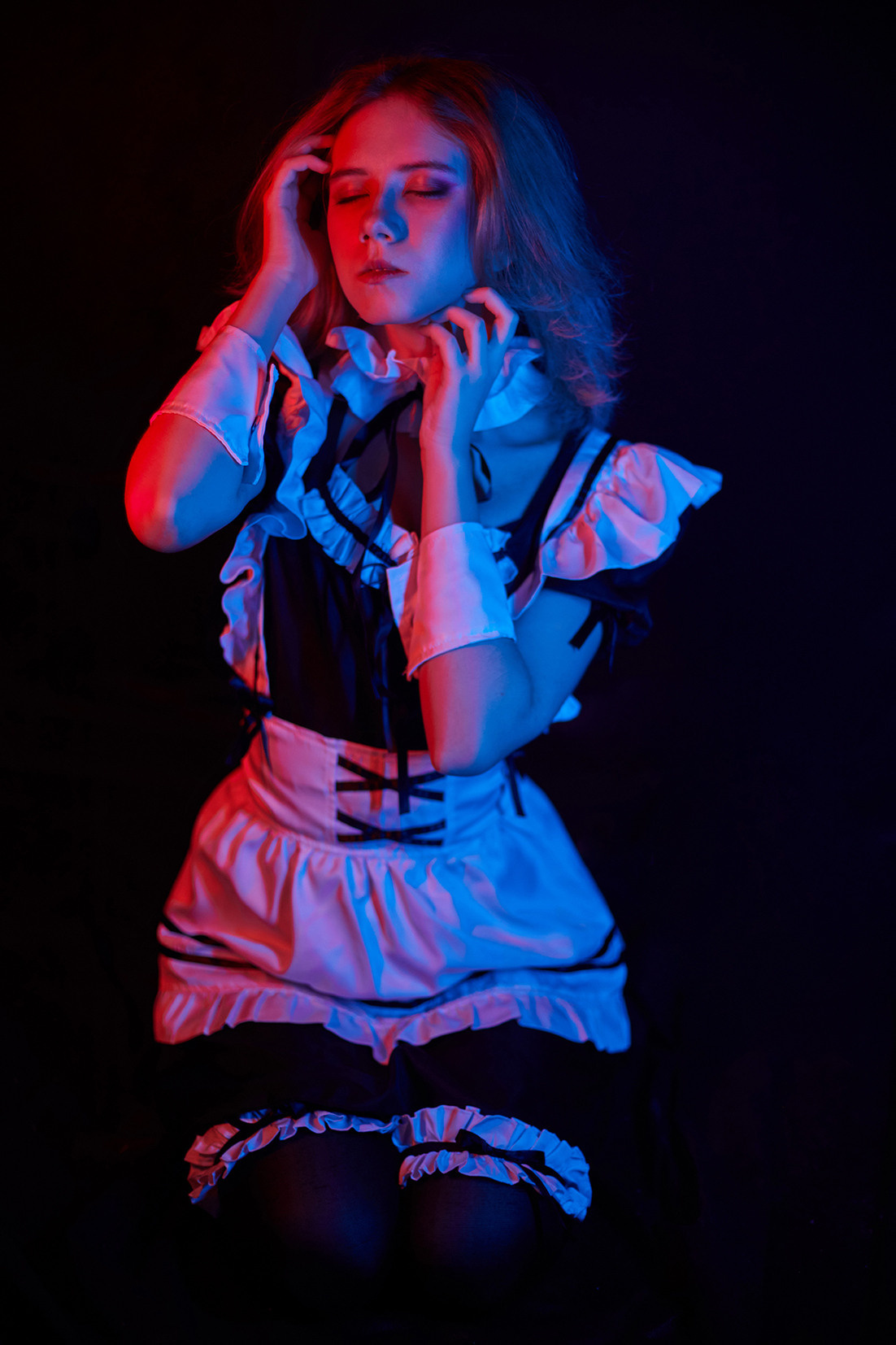 Девушка в костюме горничной в красно-синем свете на черном фоне. Фотограф. Тимашевск. Кубань. Краснодарский край. Москва. Фотограф в Москве.