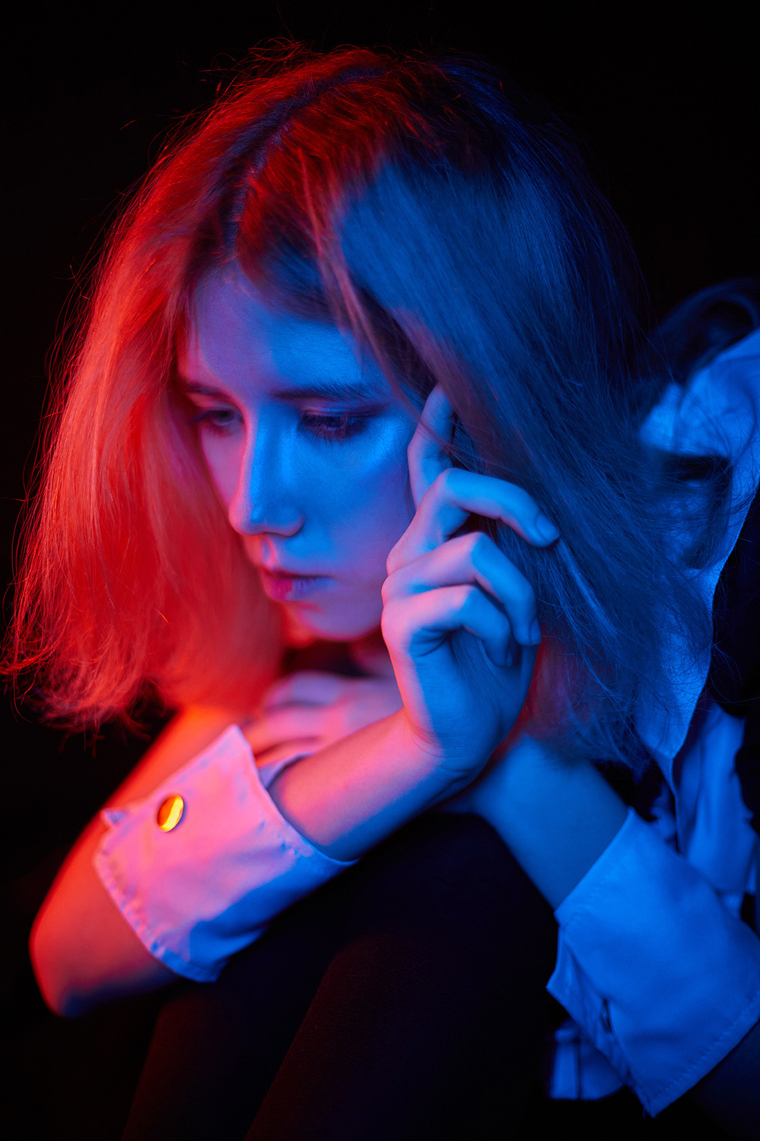 Девушка в костюме горничной в красно-синем свете на черном фоне. Фотограф. Тимашевск. Кубань. Краснодарский край. Москва. Фотограф в Москве.