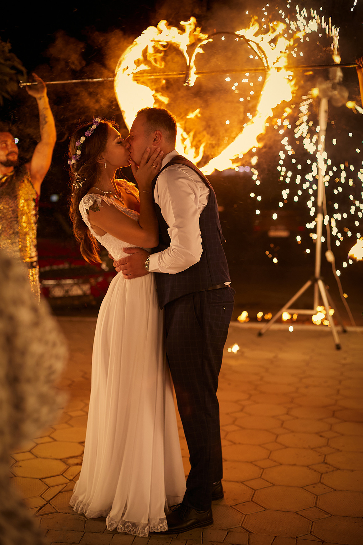 Жених и невеста целуются на фоне горящего сердца. Свадебное файершоу. Фотограф. Тимашевск. Кубань. Краснодарский край.