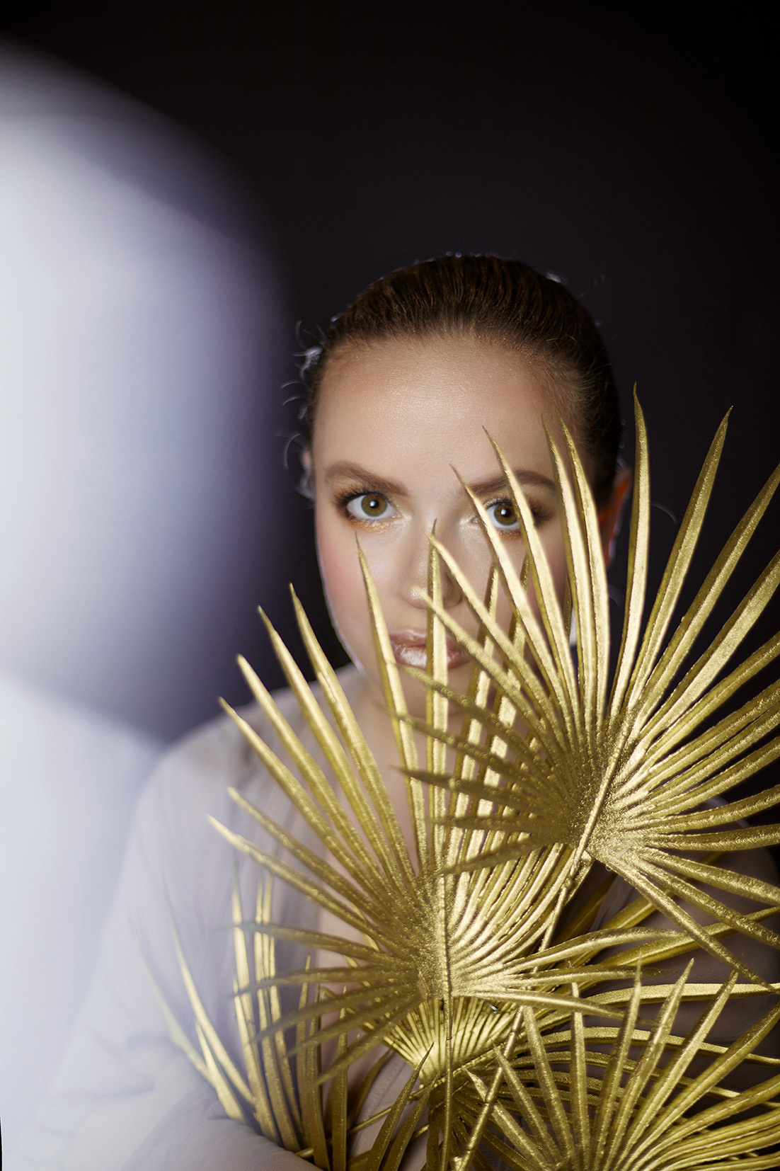 Девушка с золотой пальмовой веткой на черном фоне. Фотограф. Тимашевск. Кубань. Краснодарский край. Москва. Фотограф в Москве.