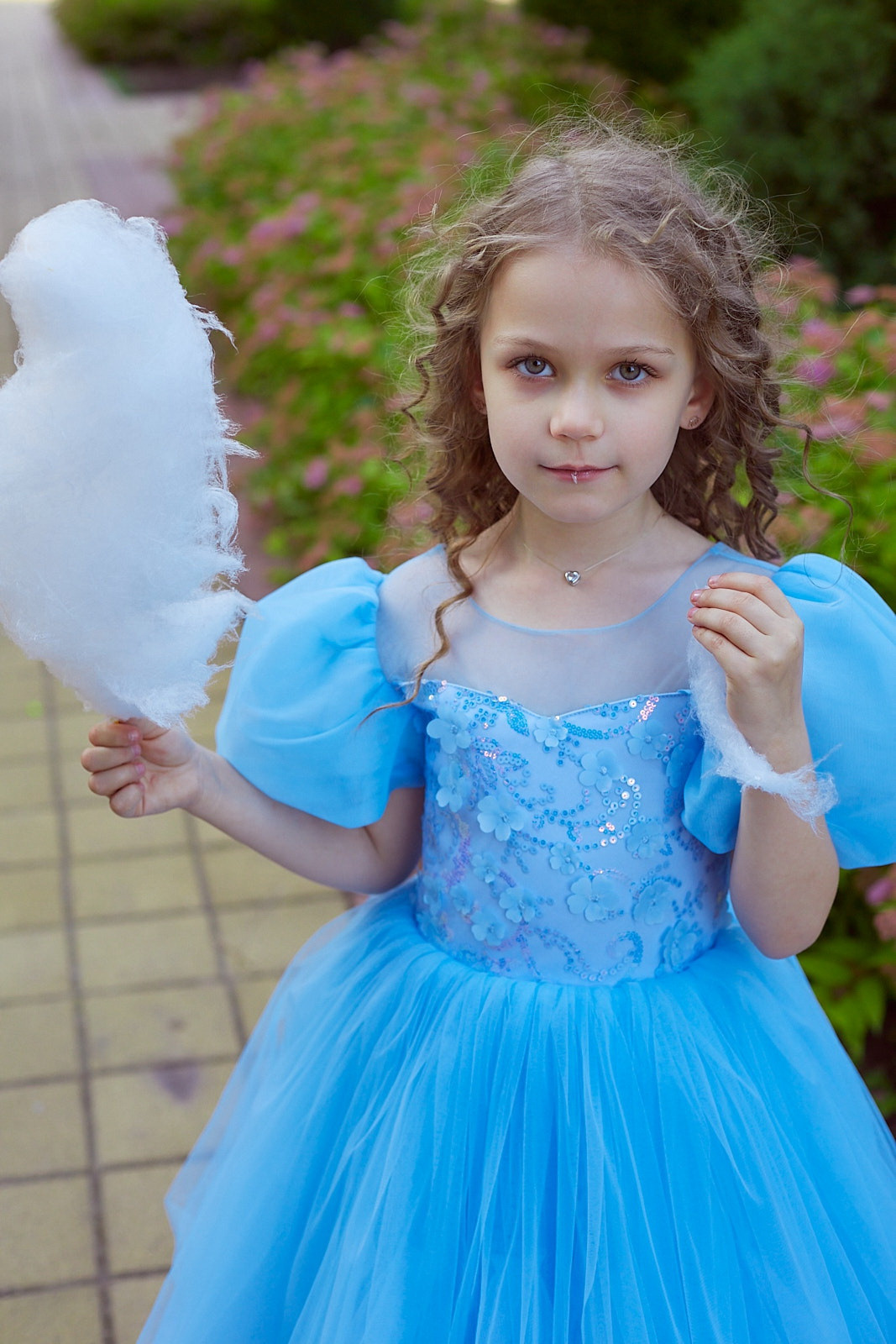 Девочка в голубом платье ест сахарную вату. Фотограф. Тимашевск. Кубань. Краснодарский край.