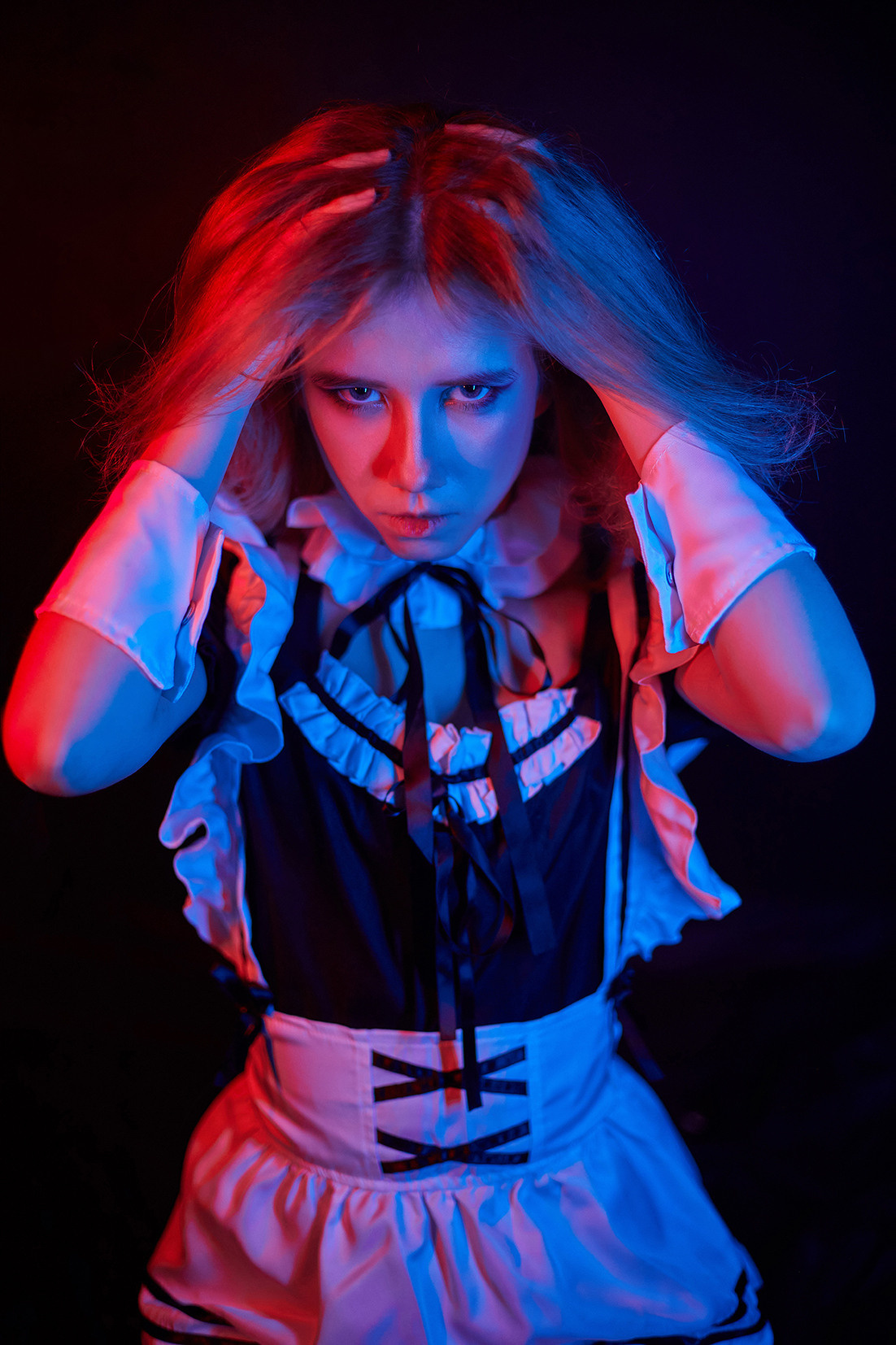 Девушка в костюме горничной в красно-синем свете на черном фоне. Фотограф. Тимашевск. Кубань. Краснодарский край. Москва. Фотограф в Москве.