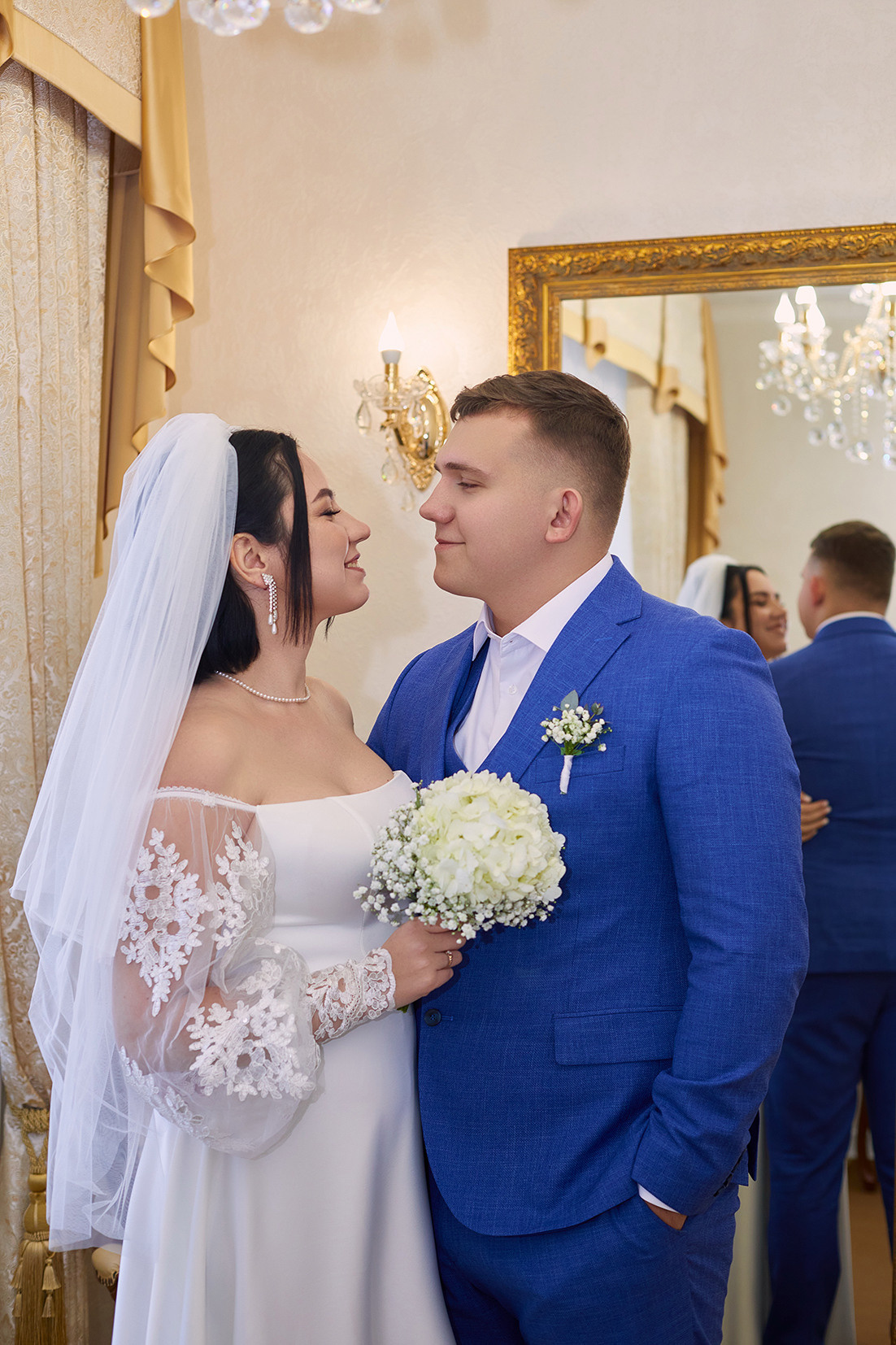 Невеста и жених в комнате ожидания торжественной регистрации. Фотограф. Тимашевск. Кубань. Краснодарский край.